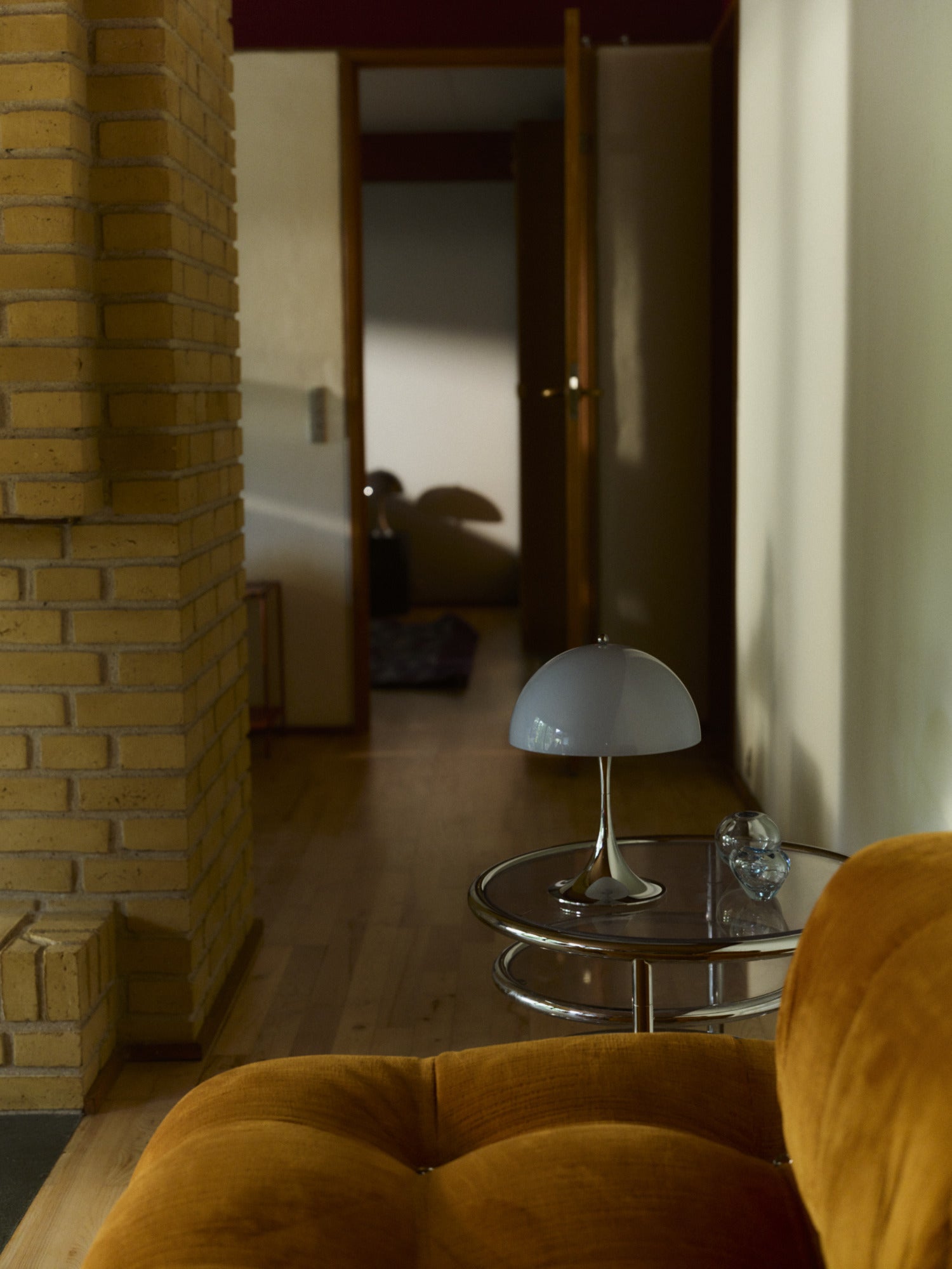 Tragbare Lampe PANTHELLA 250 grau-blau opal mit verchromtem Fuß