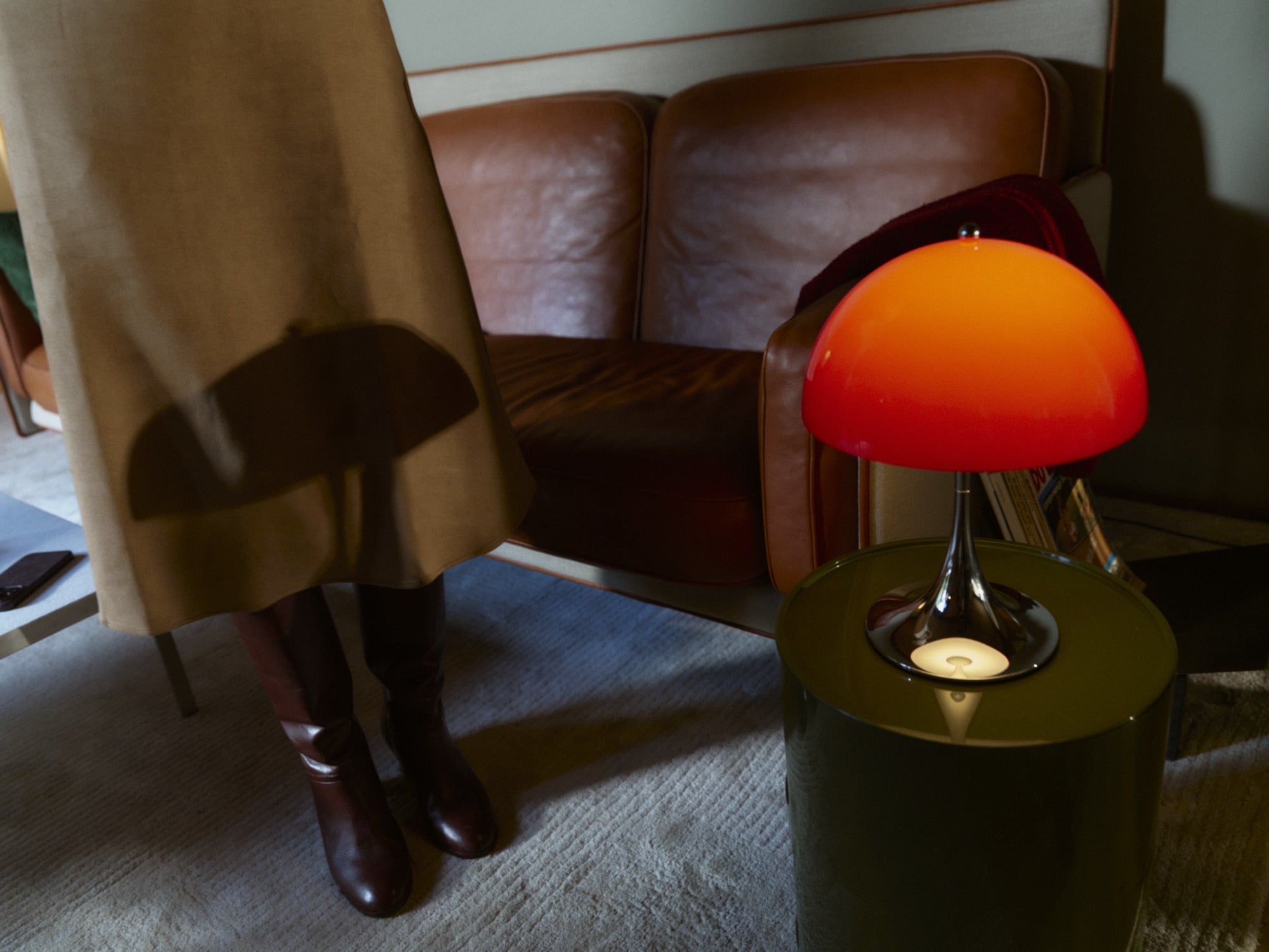 Tragbare Lampe PANTHELLA 250 rot mit verchromtem Fuß