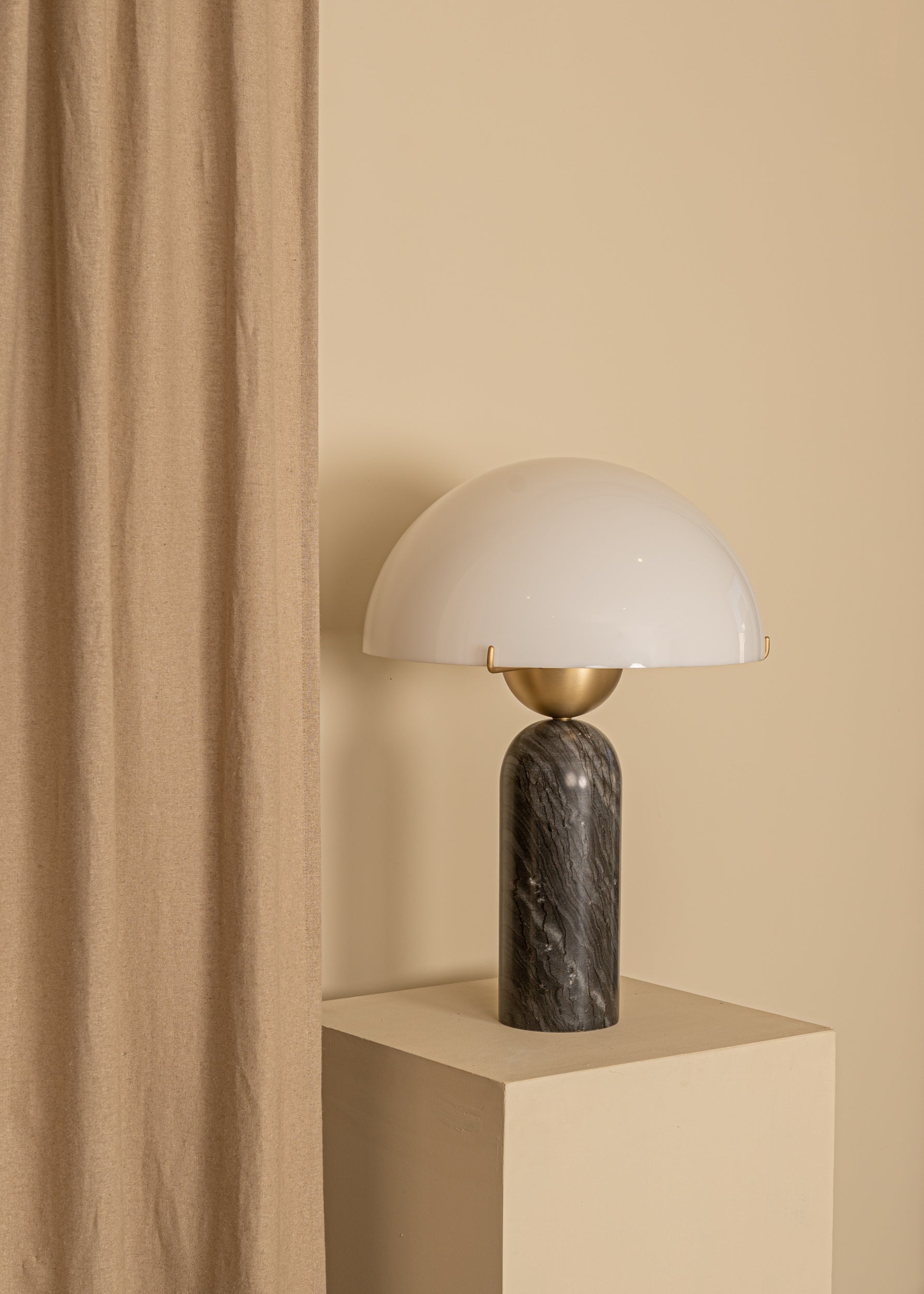 Tischlampe PEONO schwarzer Marmor