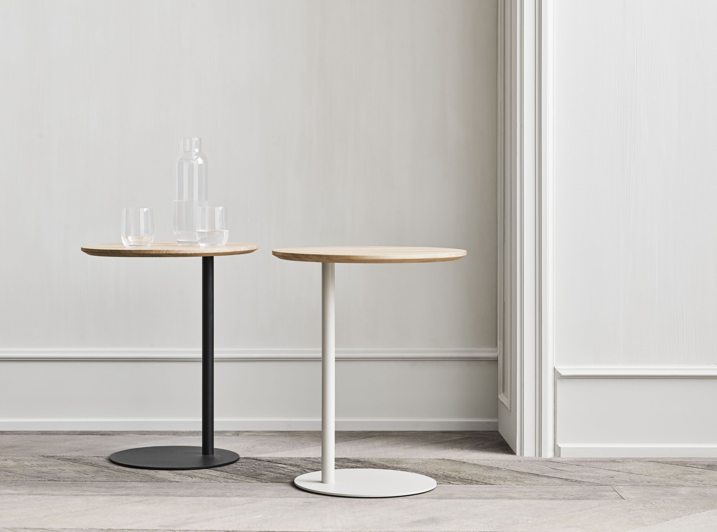 Bijzettafel PILLAR eikenhout met grijze basis