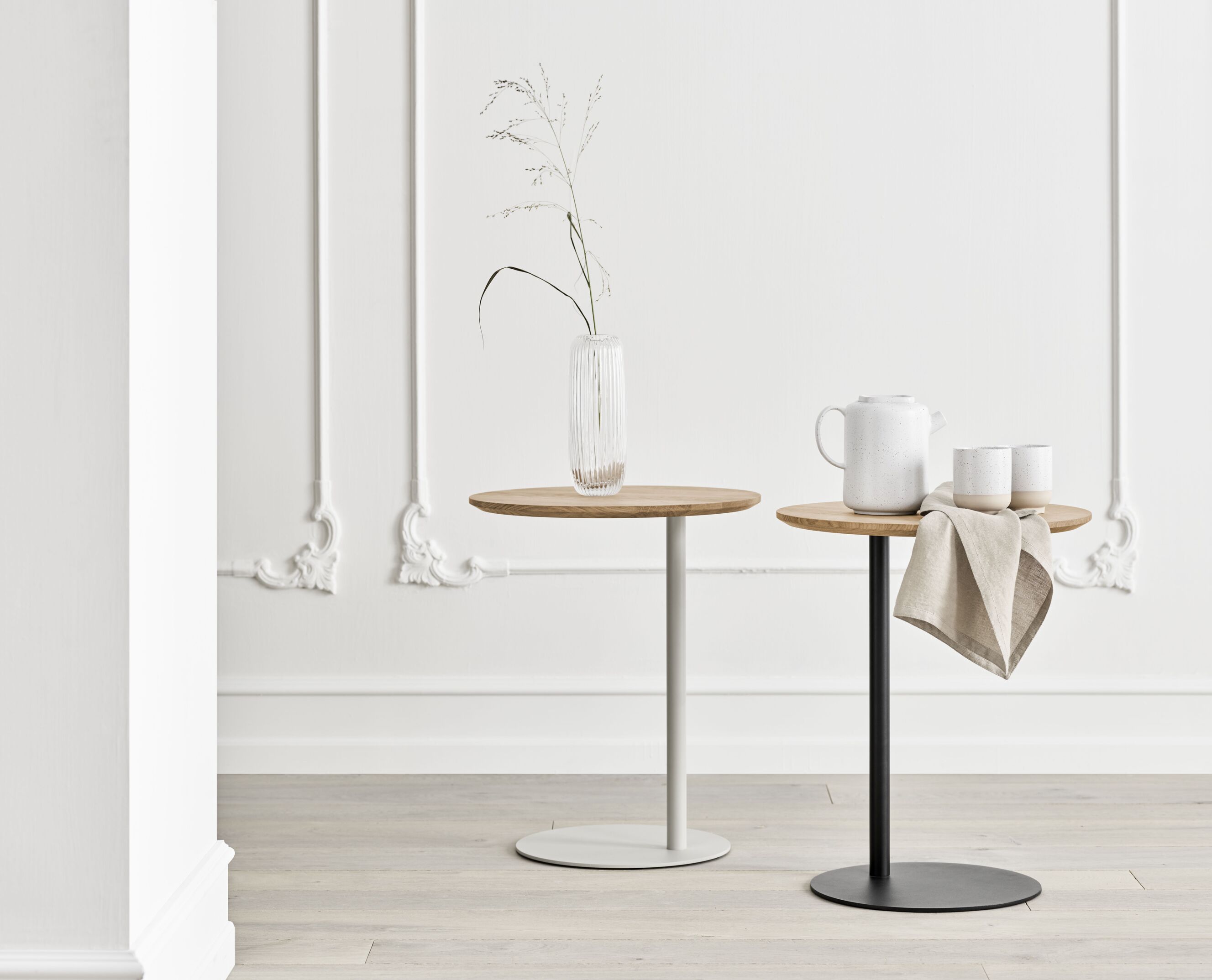 Bijzettafel PILLAR eikenhout met grijze basis