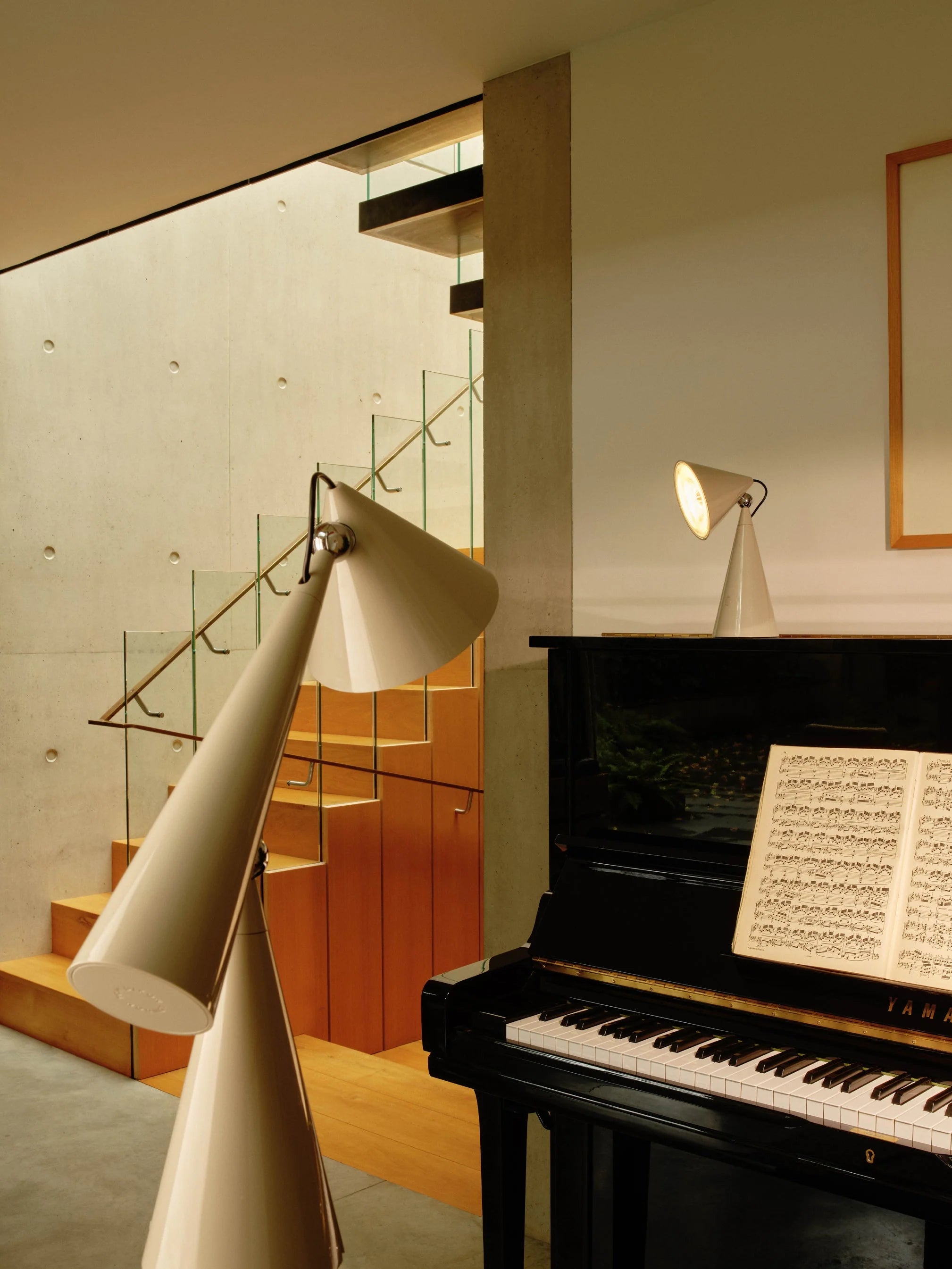 Tragbare Tischlampe POSE creme