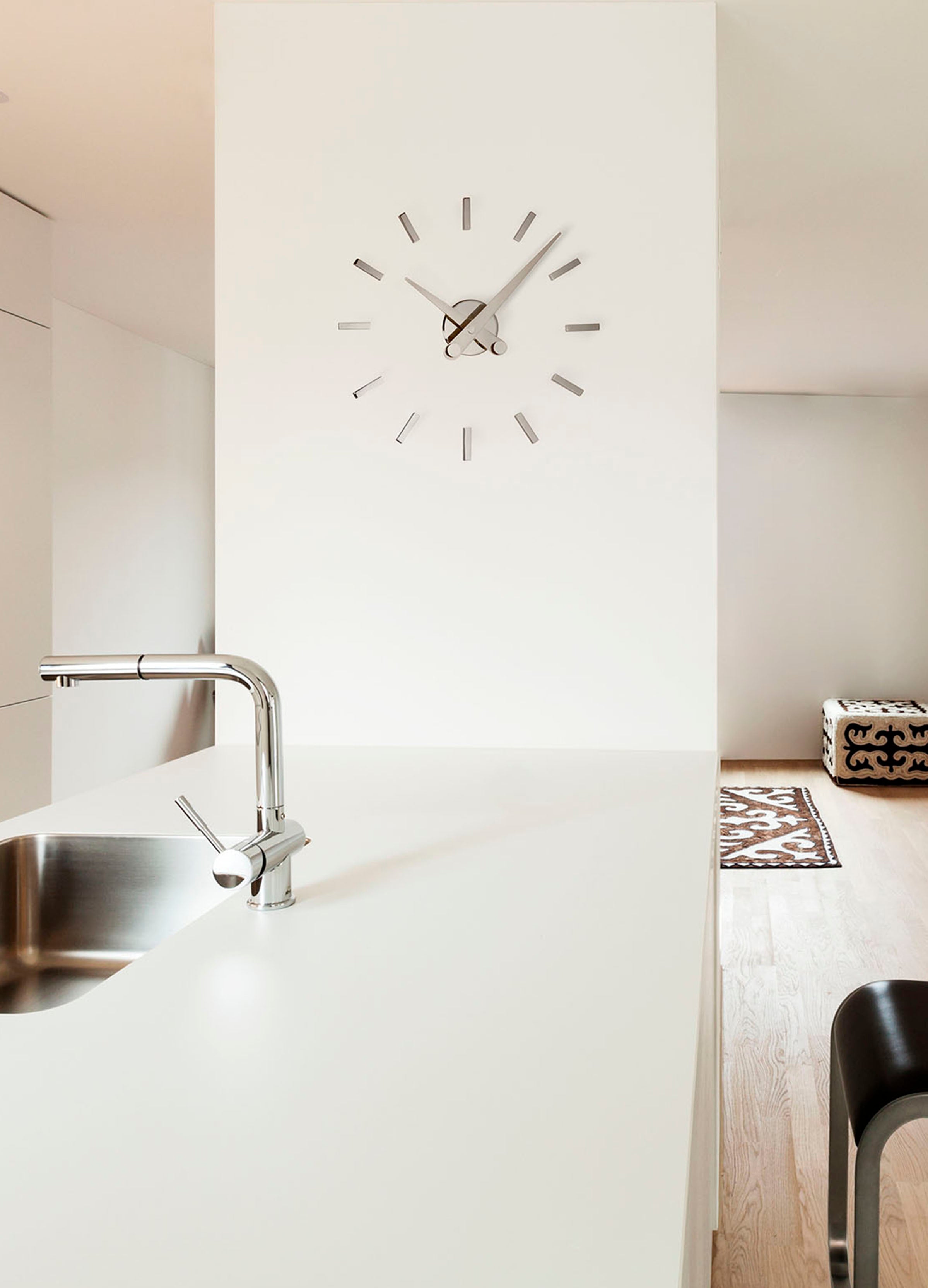 PUNTOS SUSPENSIVOS wall clock in chrome with red finish