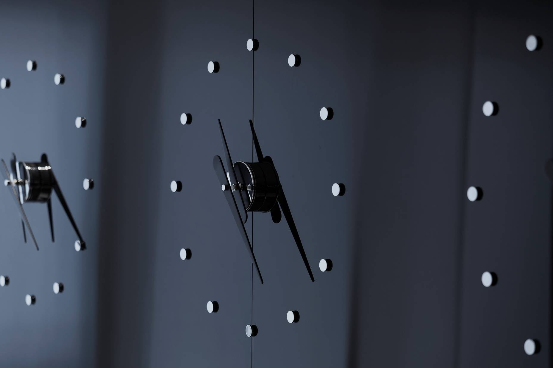 MINI RODON wandklok chroom met zwarte afwerking