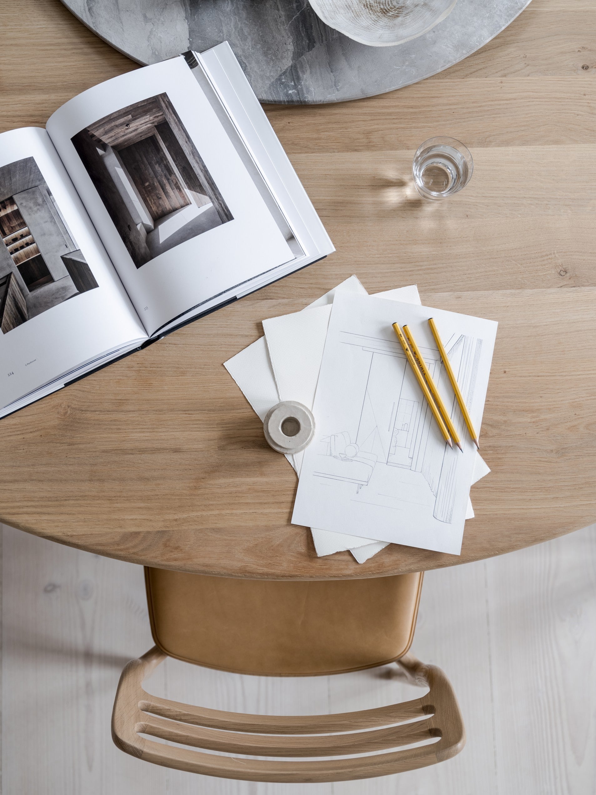 Stoel CABIN karamel leer met lichte eiken basis