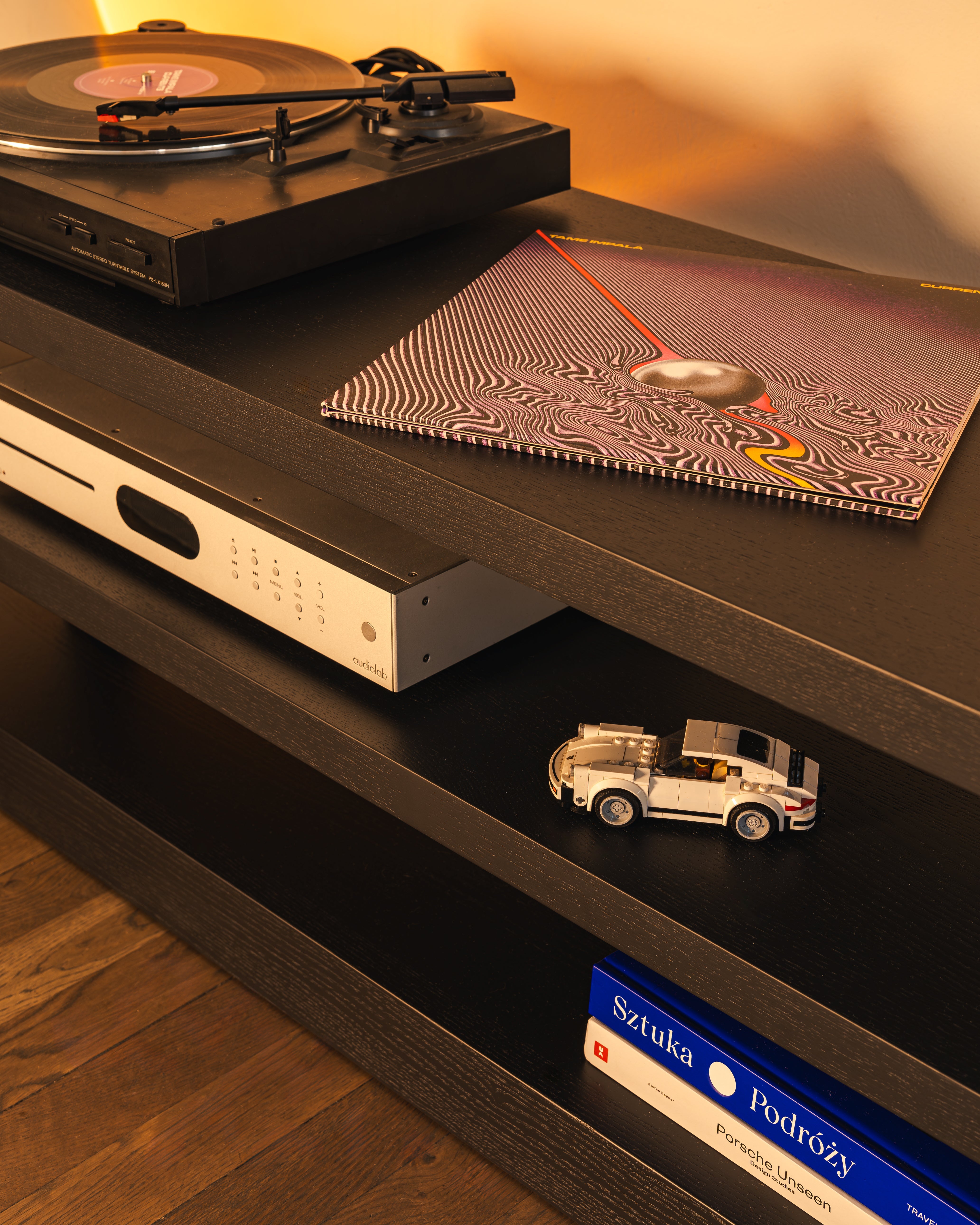 RTV-Szrank REL schwarz-gold furniert