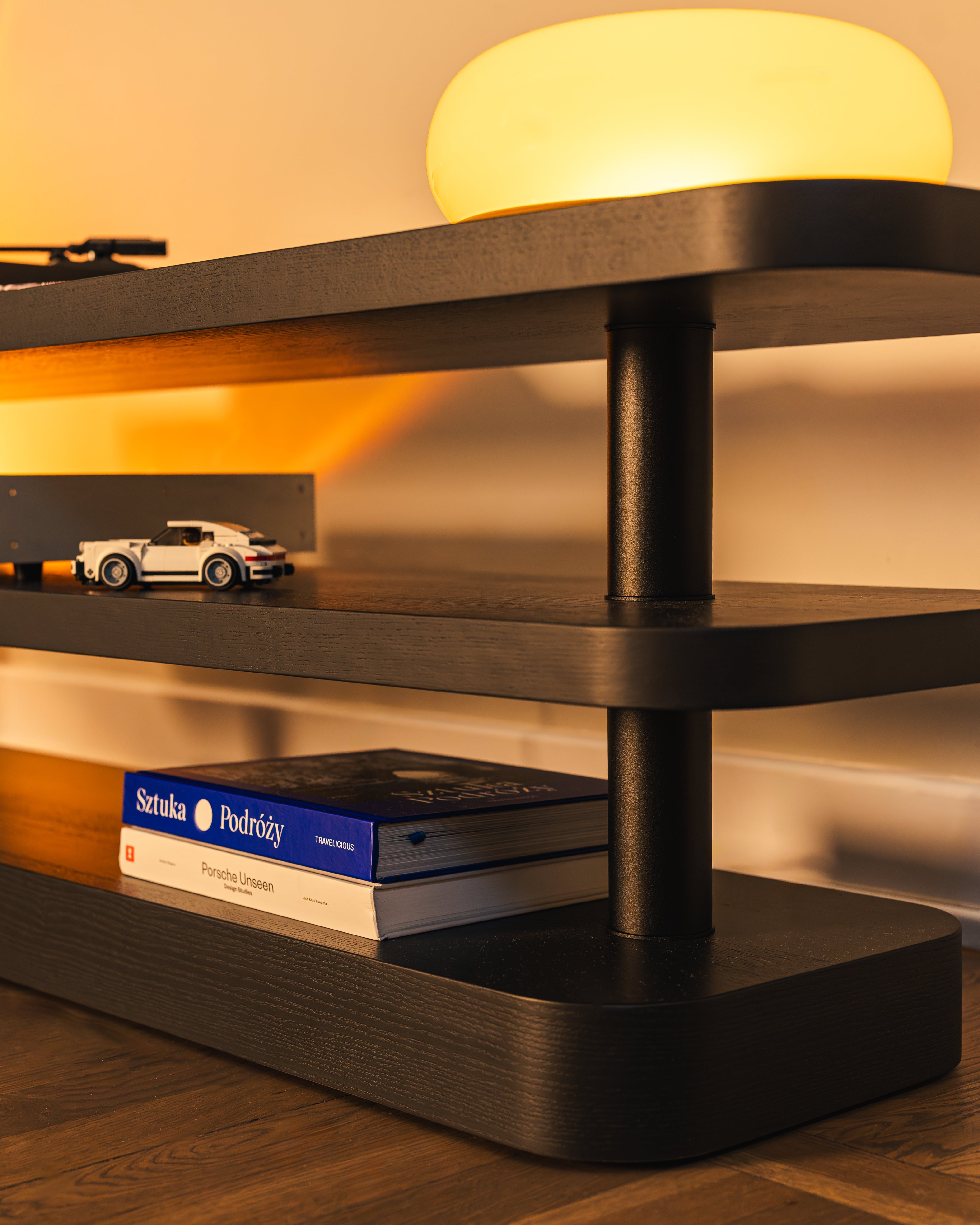 RTV-Szrank REL schwarz-gold furniert