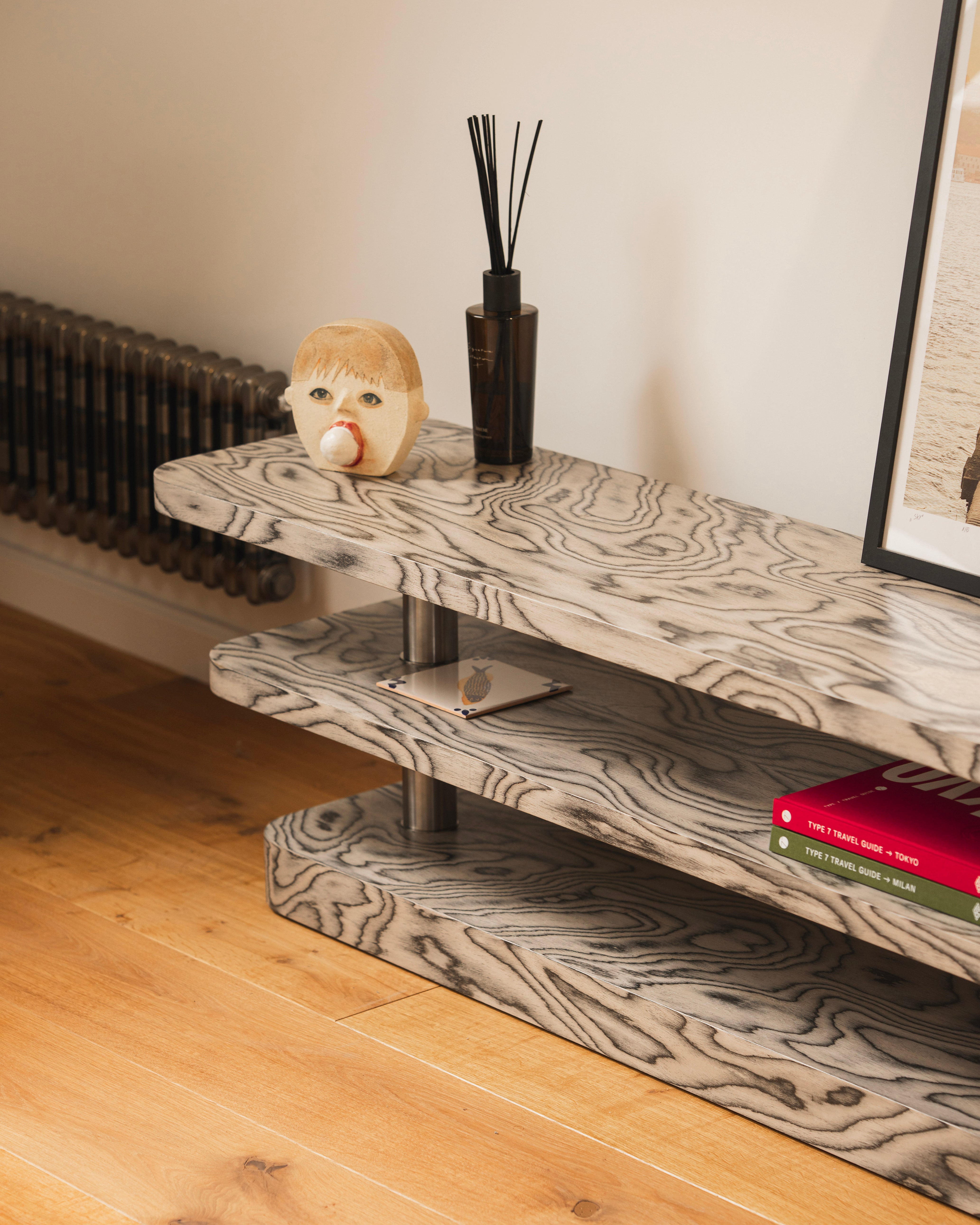 RTV-kast REL fineer Sottsass met stalen elementen