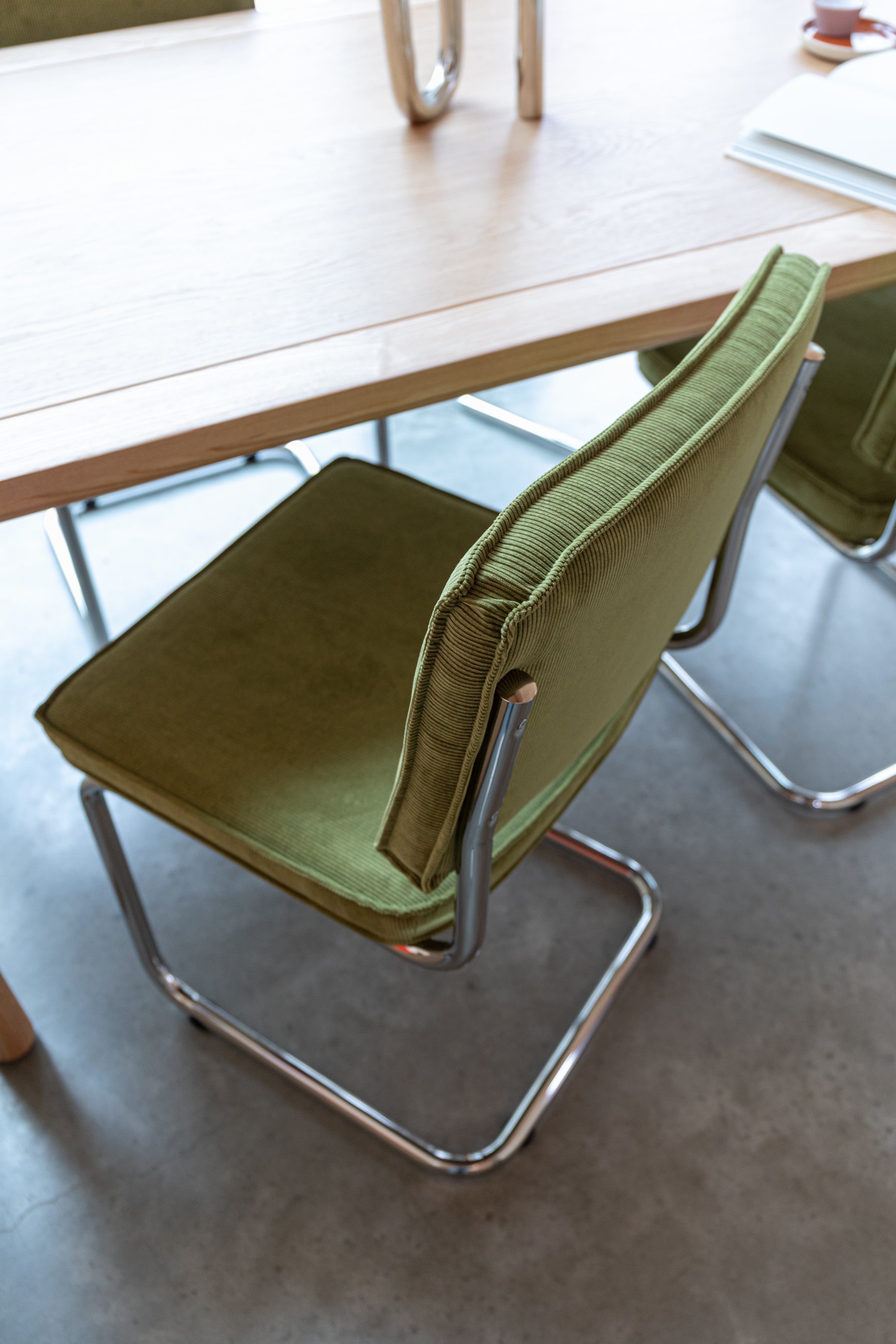Krzesło RIDGE RIB zielony do jadalni – styl vintage