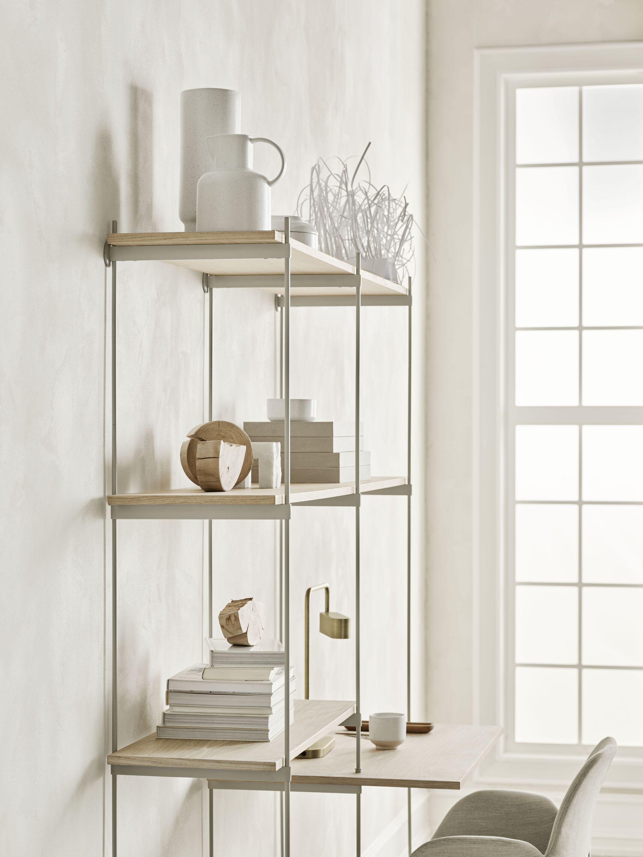 Witgeolied eikenhouten rek met messing frame