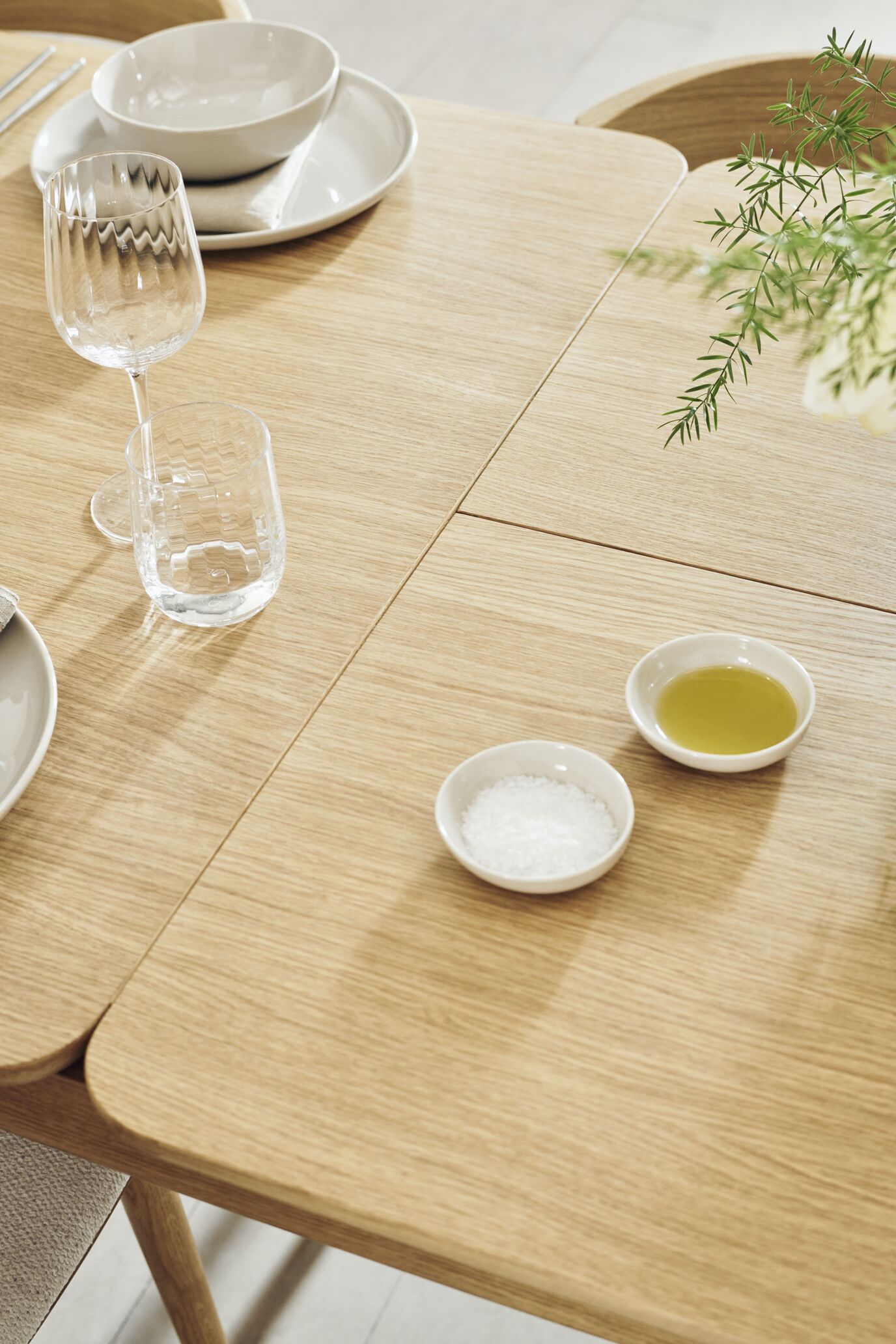 Ronya table, bleached oak veneer with a whitened base