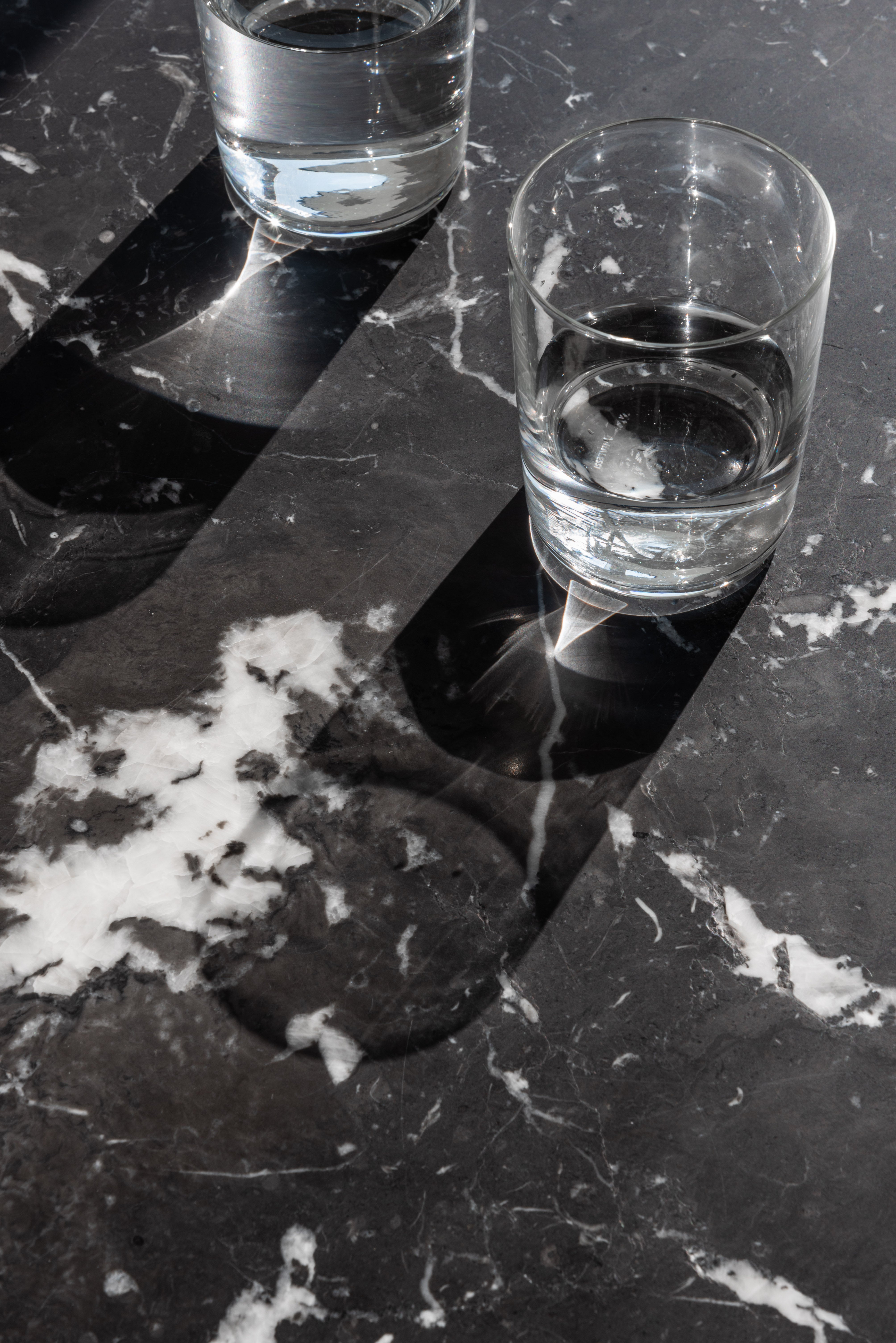 Ronde tafel BRUT zwart marmer met zwarte voet