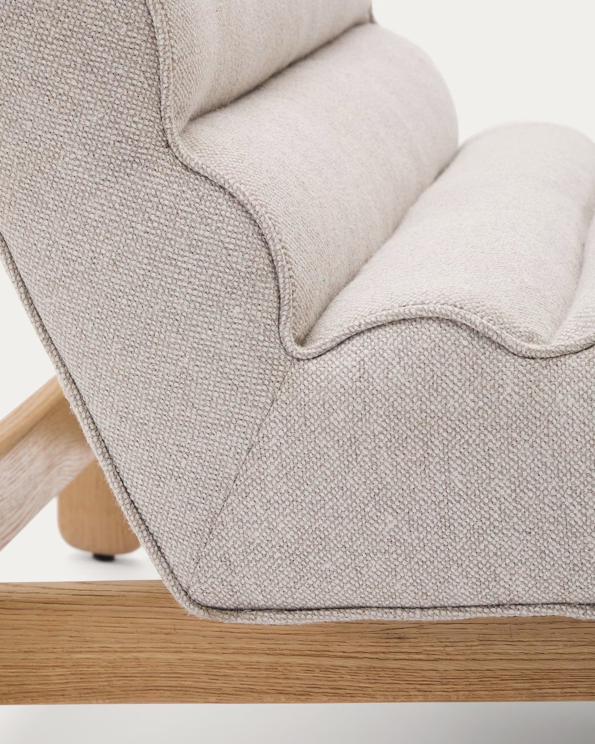 MAGIRA white armchair with wooden base