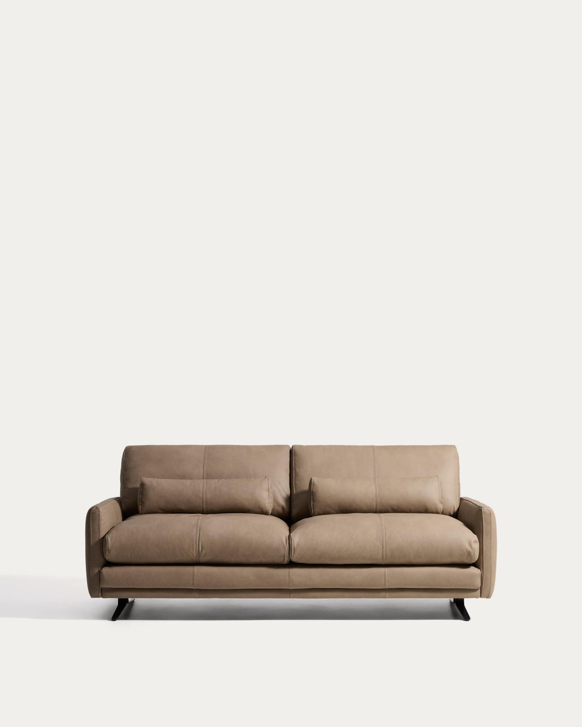 Sofa 3-osobowa VELIRO brązowa skóra z czarnymi stalowymi nogami – Kave Home