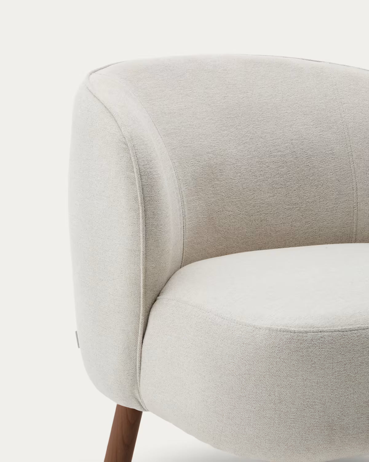 Beige ULIT fauteuil van schijnzijde met een donkere essen basis