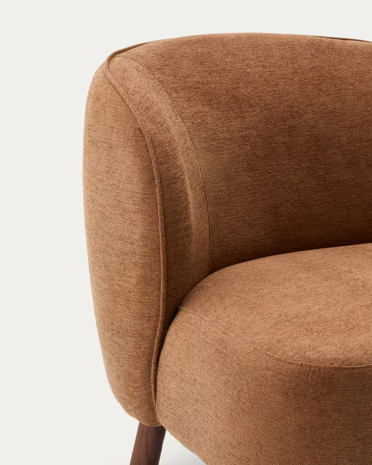 Fauteuil ULIT in baksteenrood chenille met een donkere essen basis