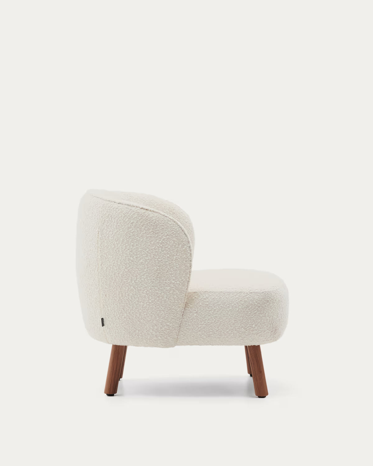 Witte schapenvacht fauteuil ULIT met een donkere essen basis