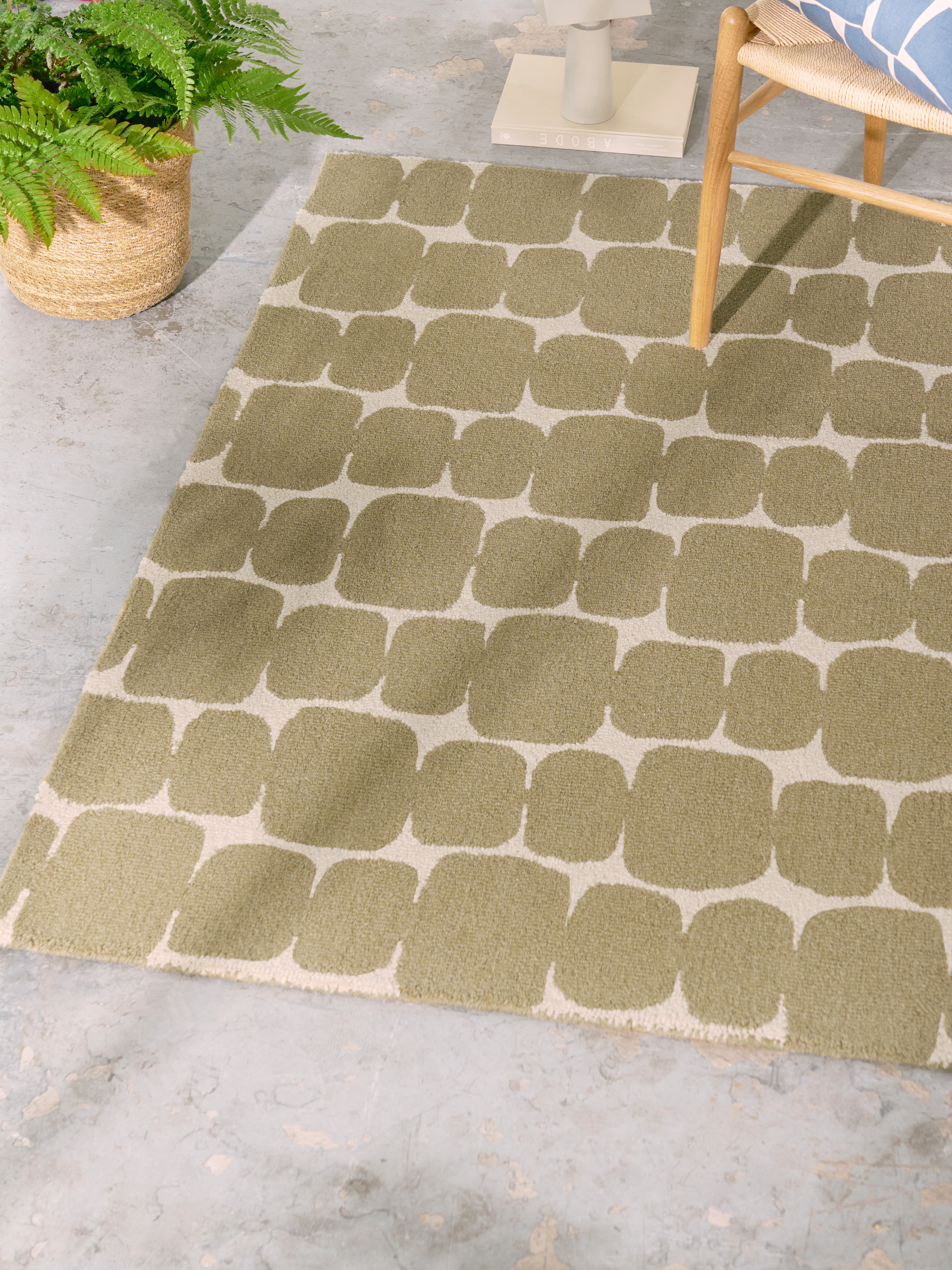 LITTLE LOHKO beige rug with olive