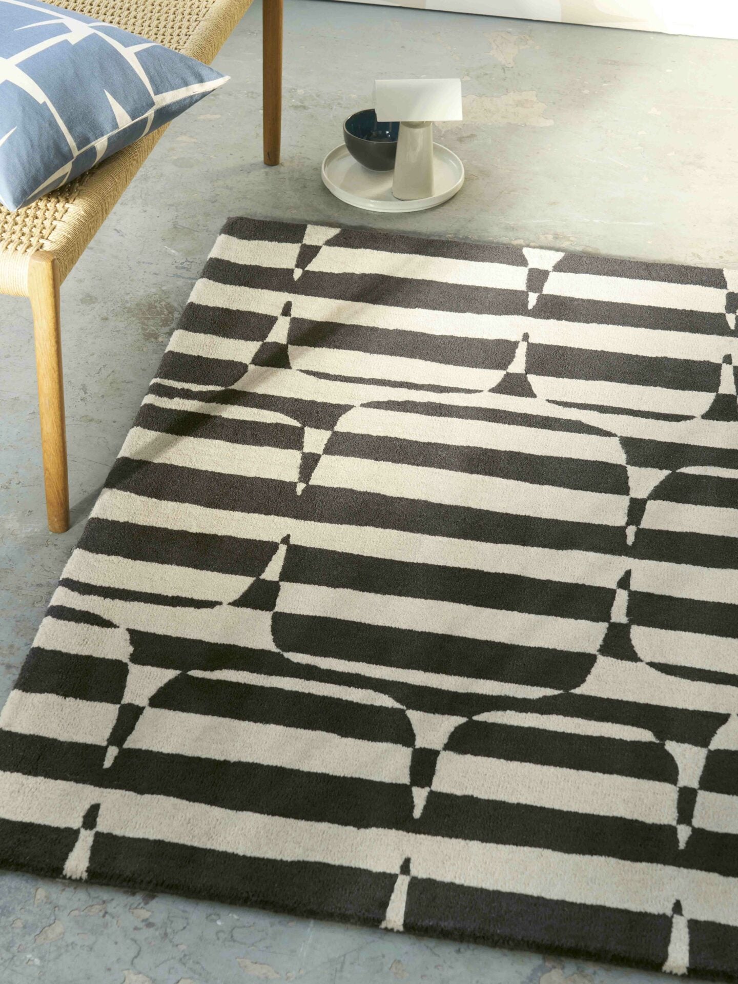 LOHKO STRIPE black with beige rug