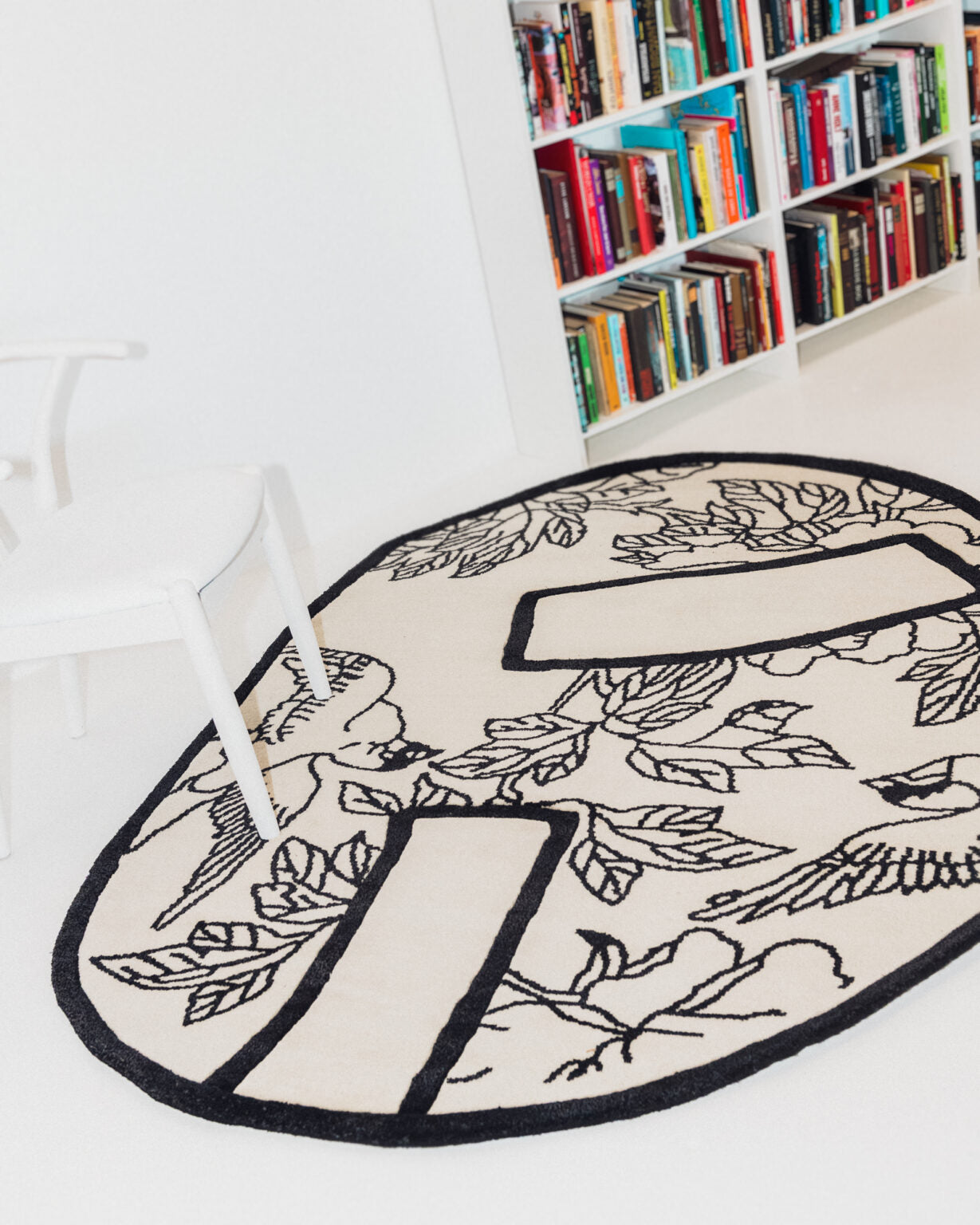 Ovale decoratieve vloerkleed SHAPE OF A BREAK zwart