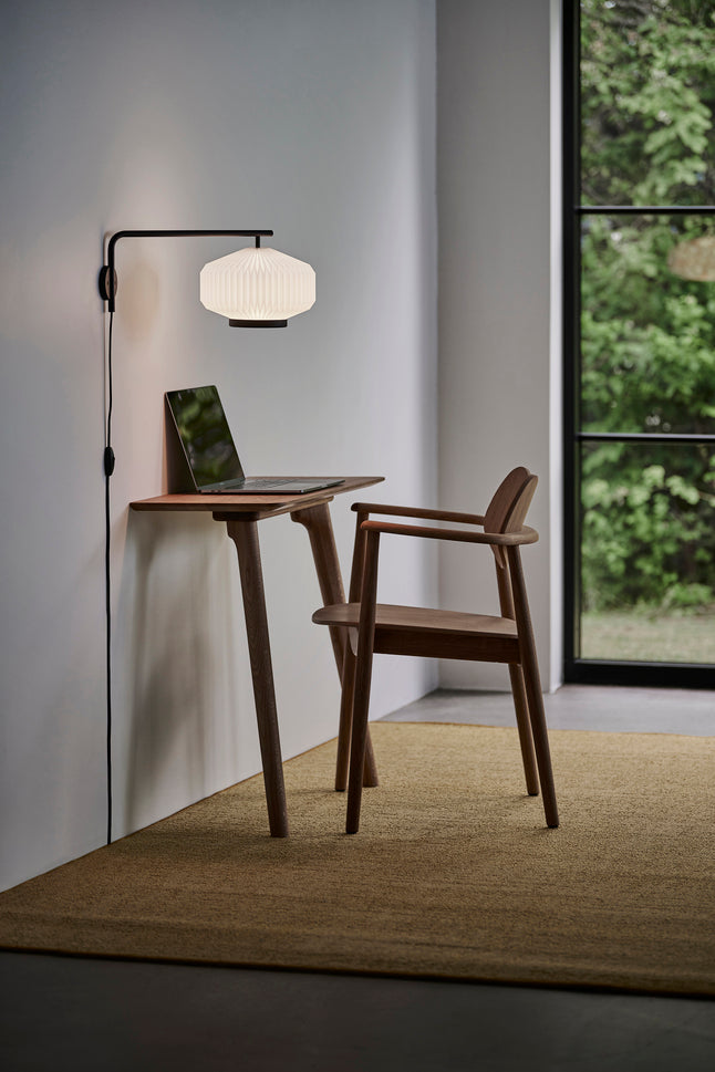 Lampa ścienna MODEL 286 SHIBUI biały z czarną podstawą – Le Klint