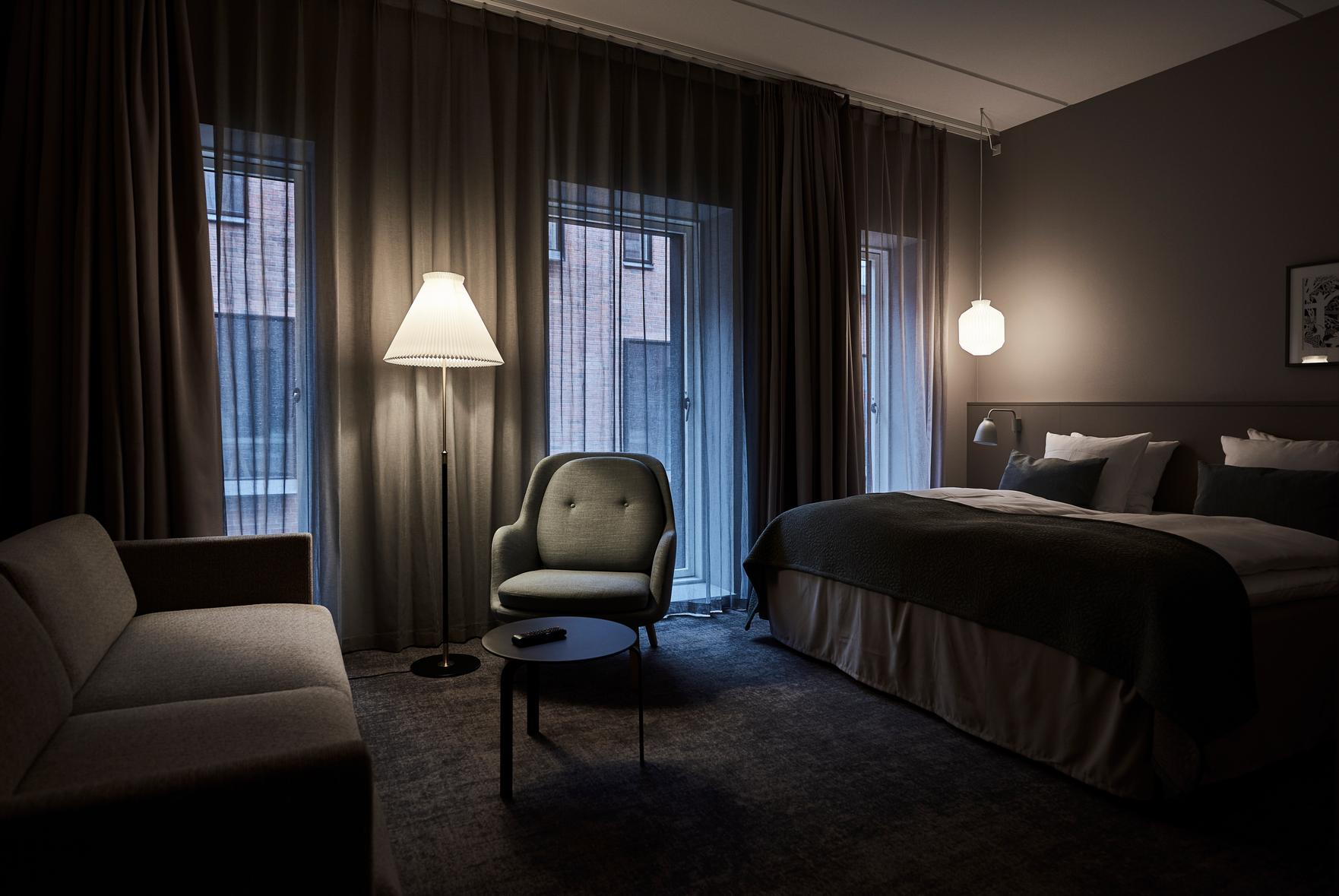 Floor lamp MODEL 351 white with black and gold base