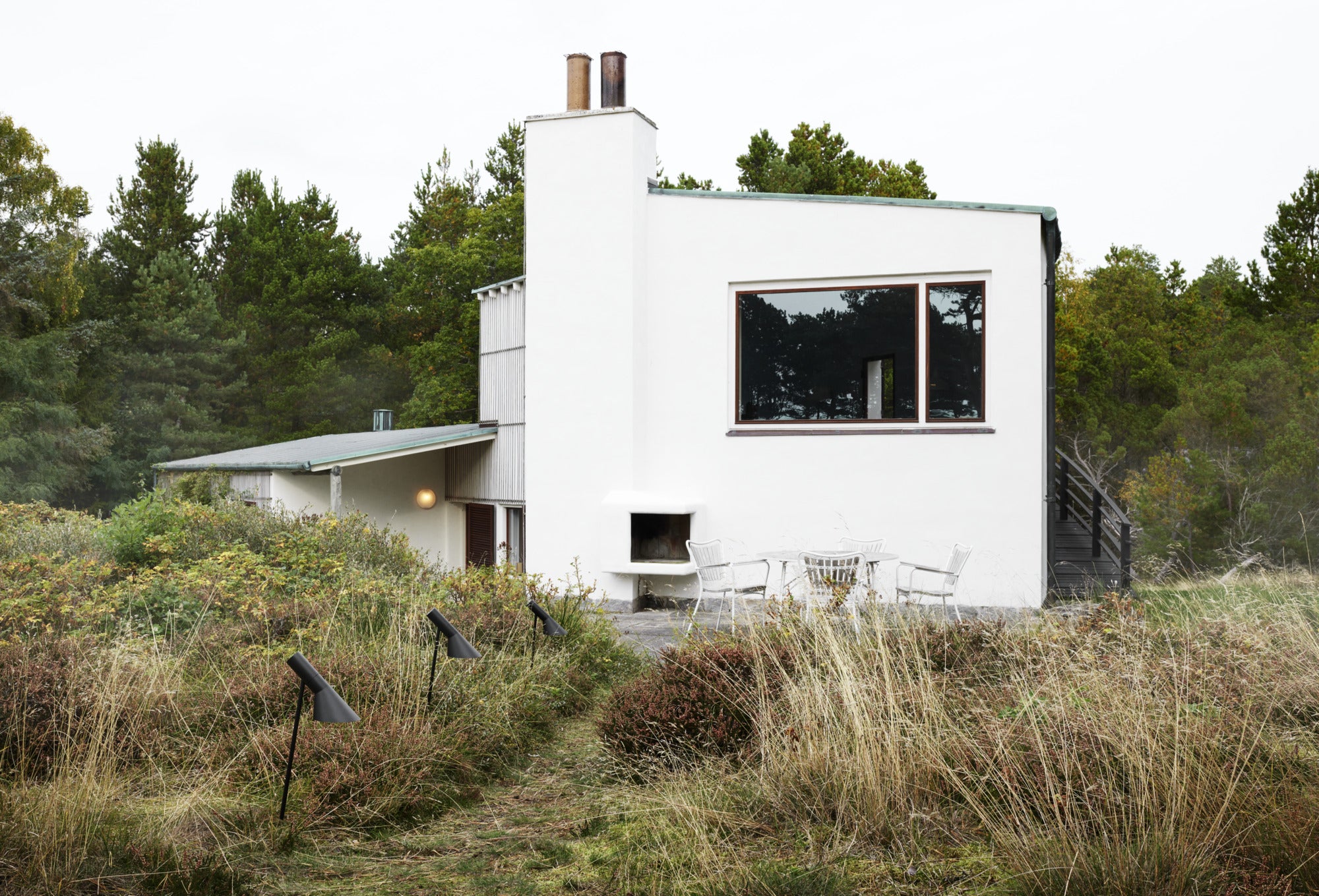 AJ black outdoor standing lamp