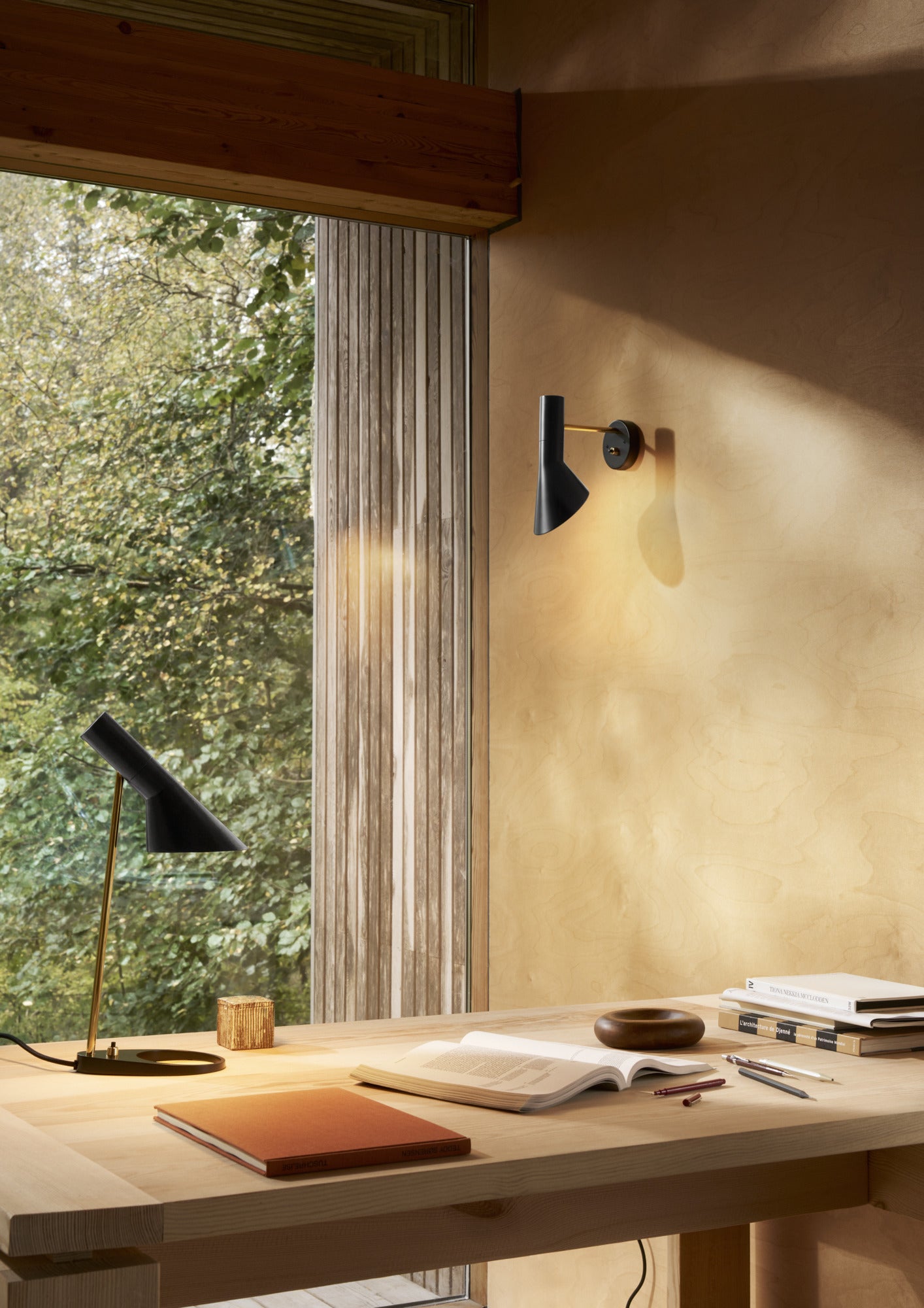 Wandleuchte AJ schwarz mit Messing