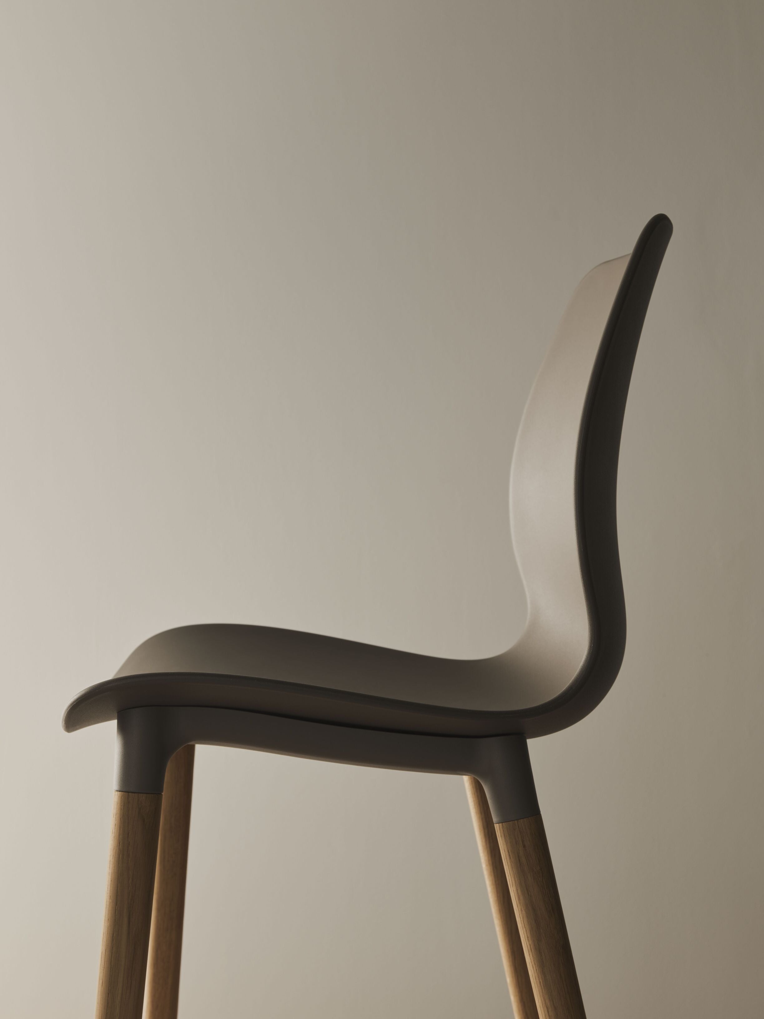Stoel SEED beige met gebleekte basis