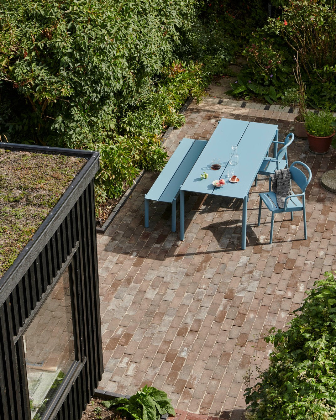 Buiten tafel LINEAR blauwe staal