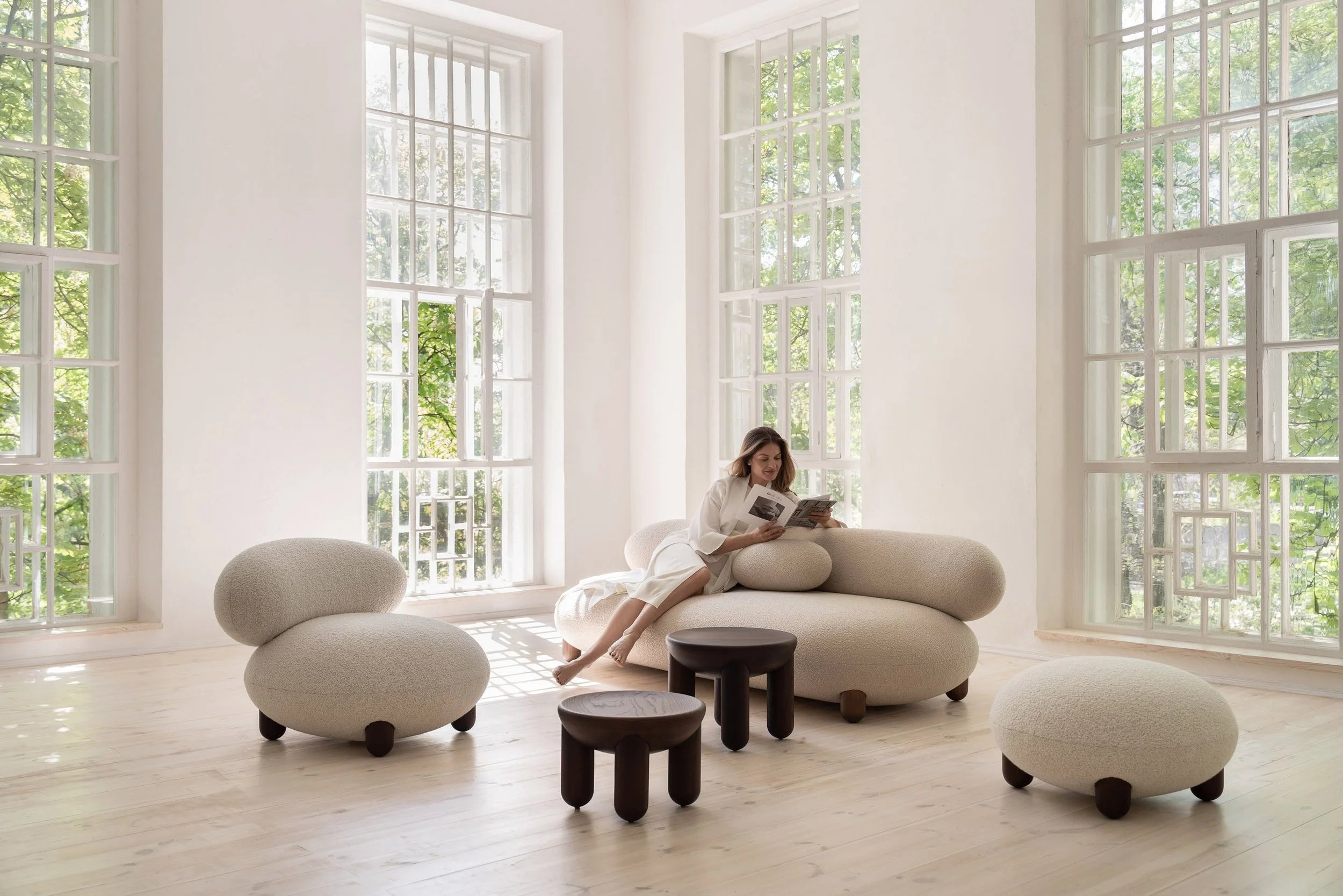 Bank FLOCK gestoffeerd met houten basis