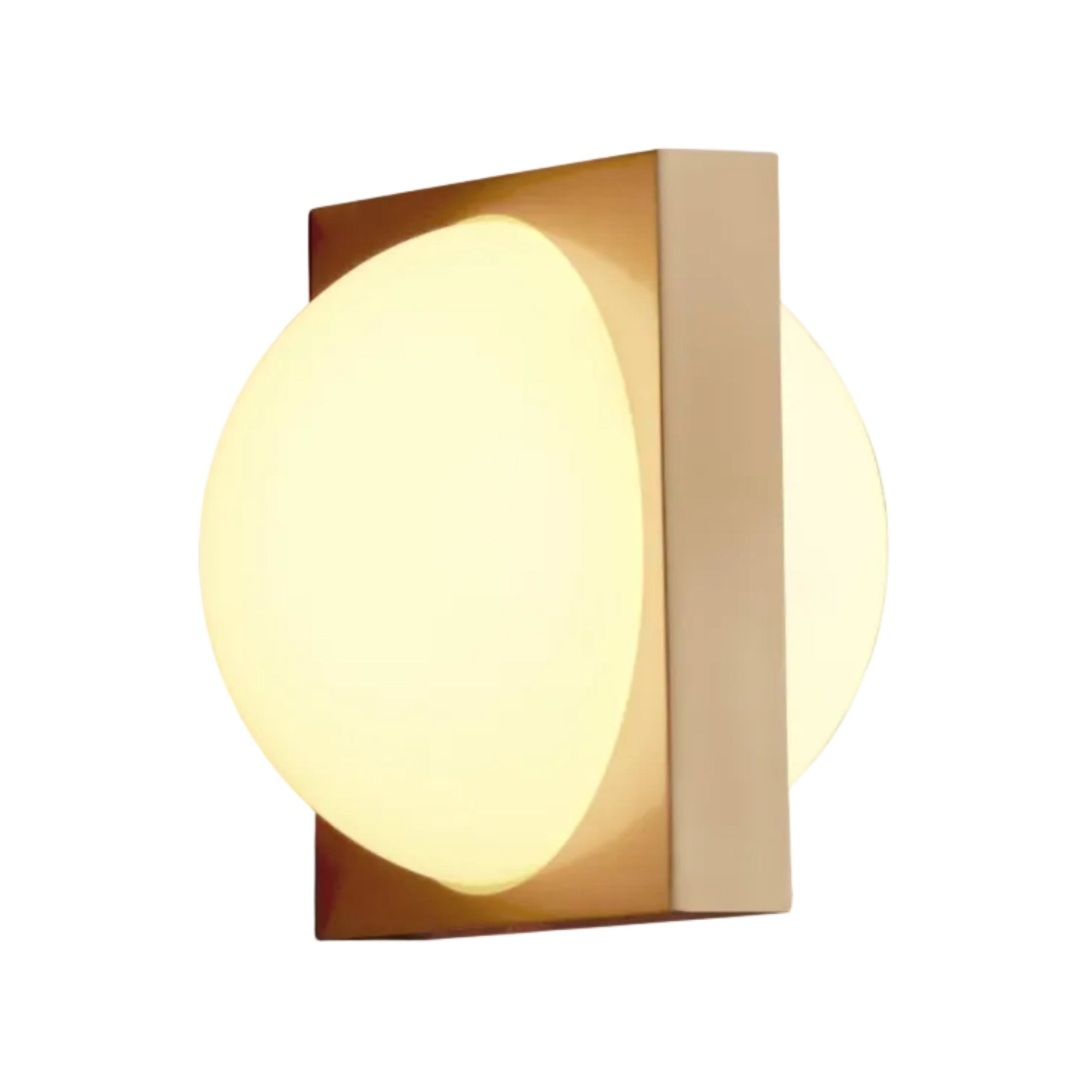 Wandlamp SOLSTICE met opaal glazen kap en messing.