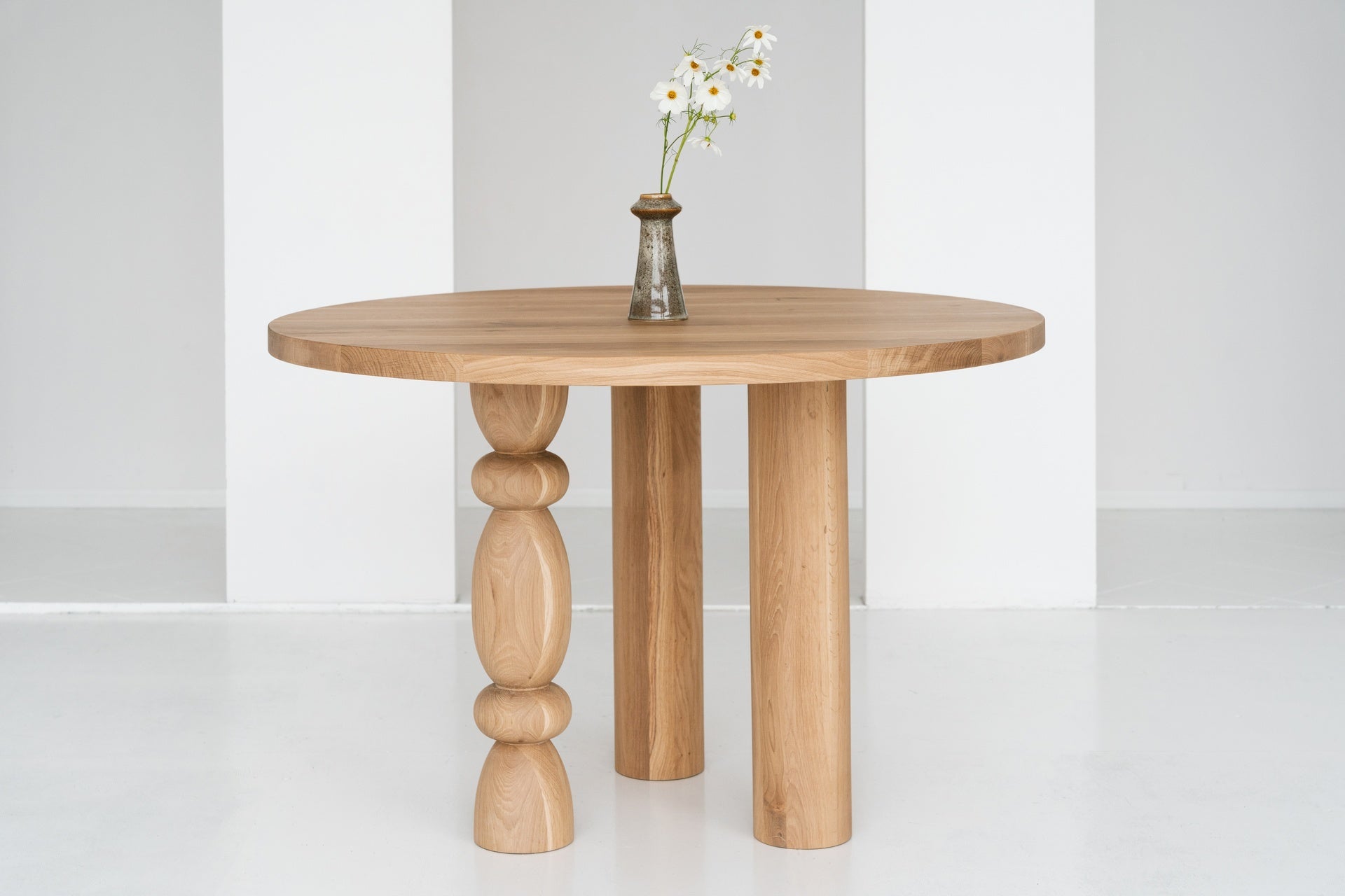 Ronde tafel CIRI van eikenhout