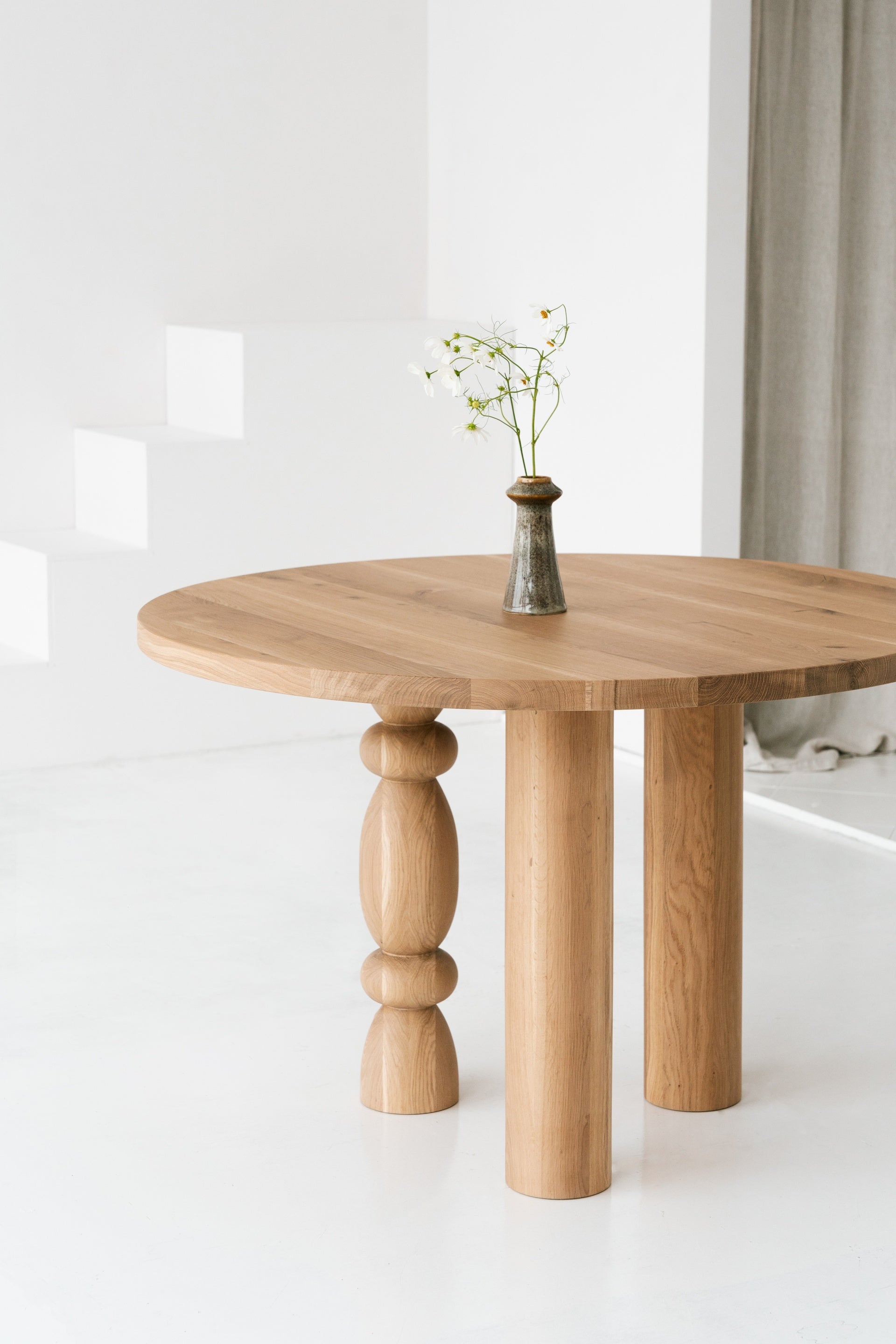 Ronde tafel CIRI van eikenhout