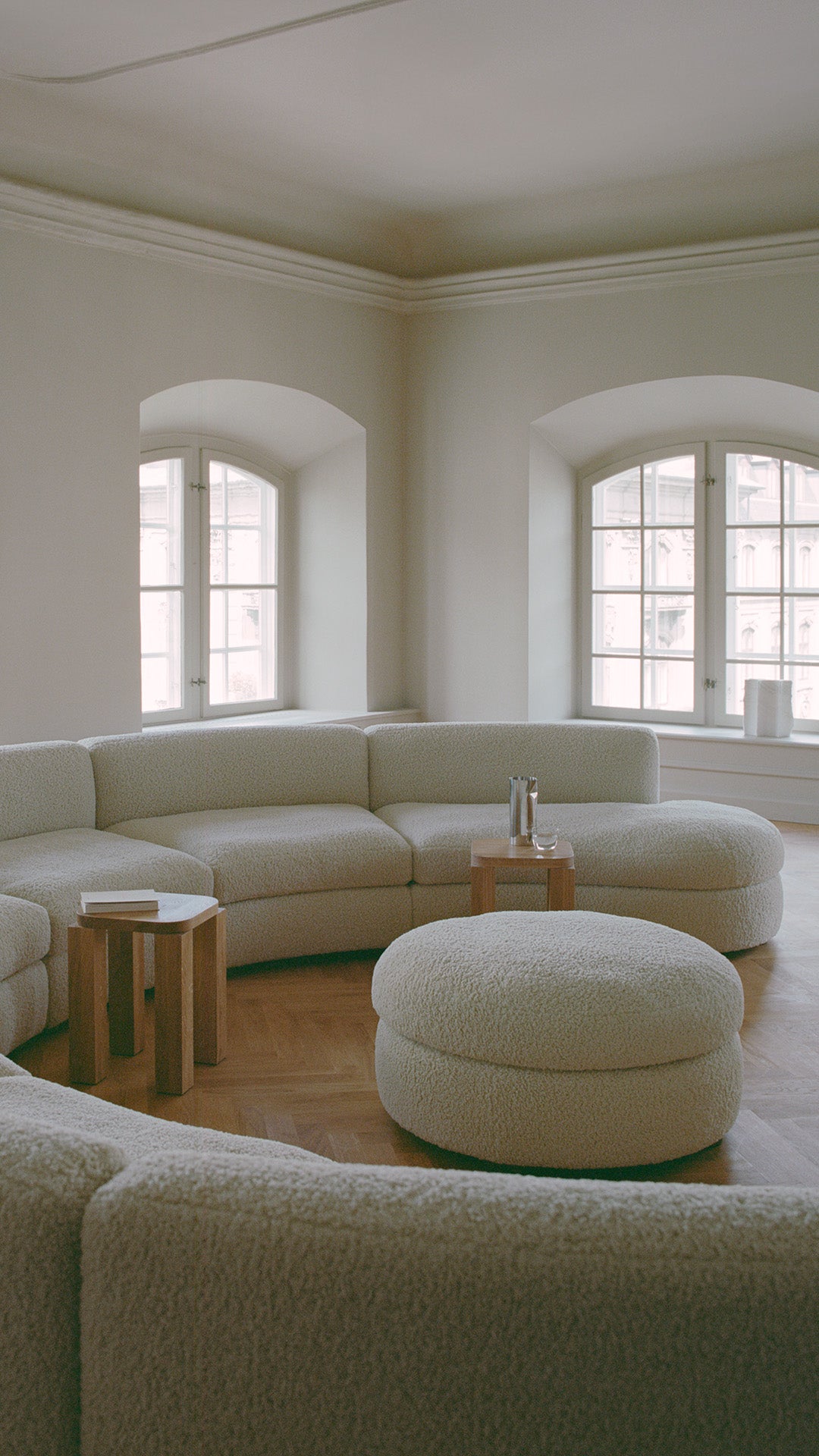 Round pouf upholstered coda