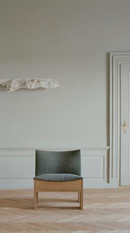 Fotel tapicerowany TENON z dębową podstawą do salonu – New Works