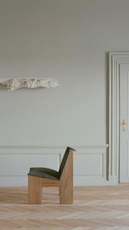 Fotel tapicerowany TENON z dębową podstawą – drewno dębowe, New Works
