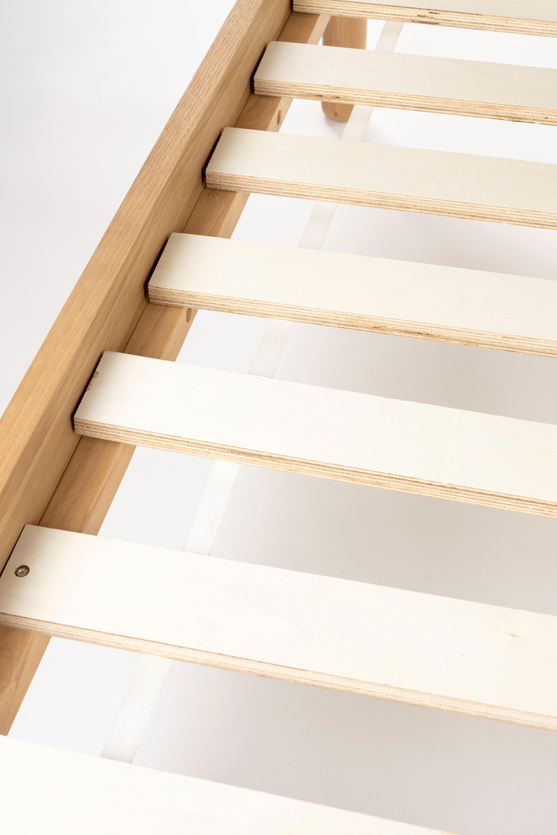 Bed STORM WEBBING van essenhout