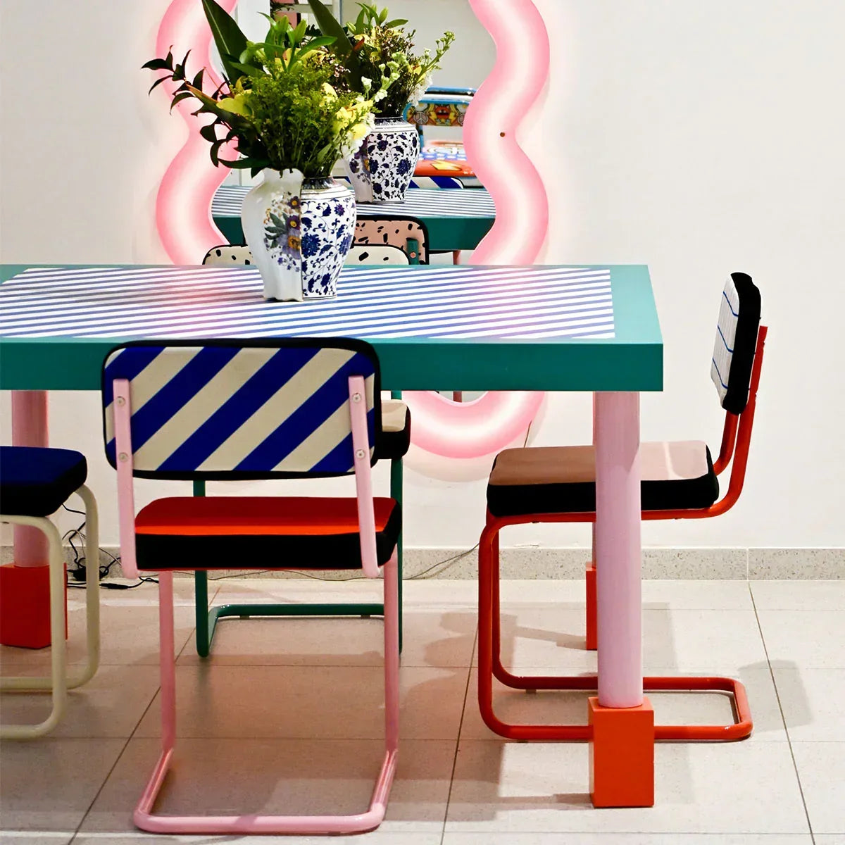 Quadratischer Tisch SUPERSQUARE BLUE STRIPES blau mit rosa Fuß