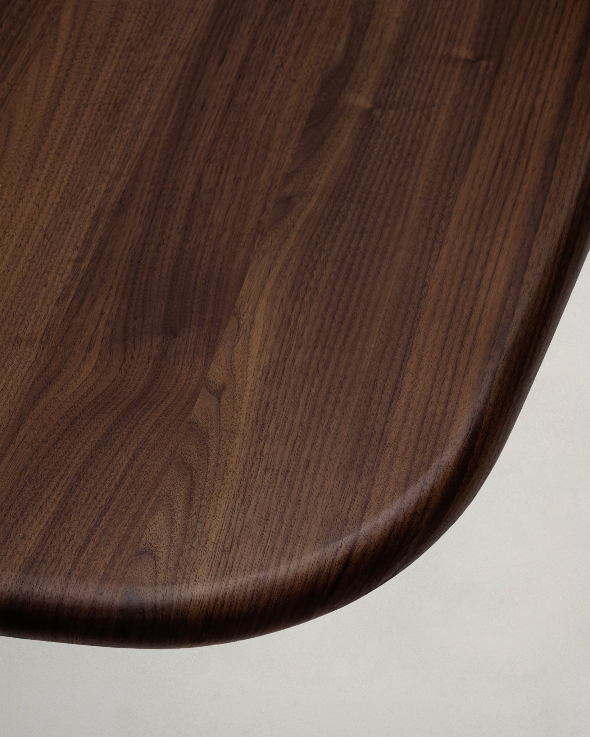 Tafel MELVAR notenhout met stalen basis