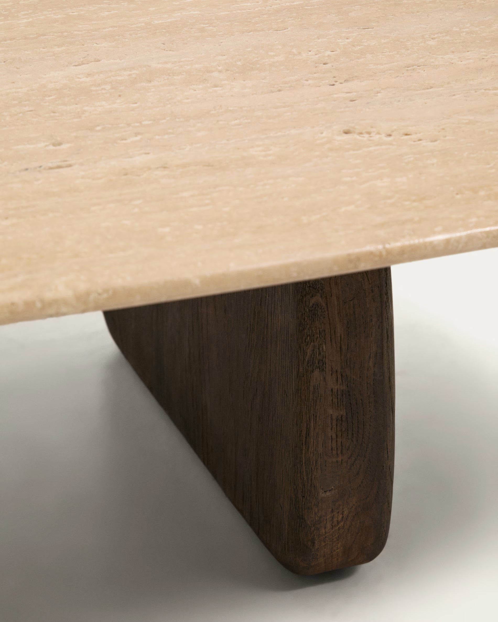 Beistelltisch PIRITA Travertin mit dunklem Holzgestell