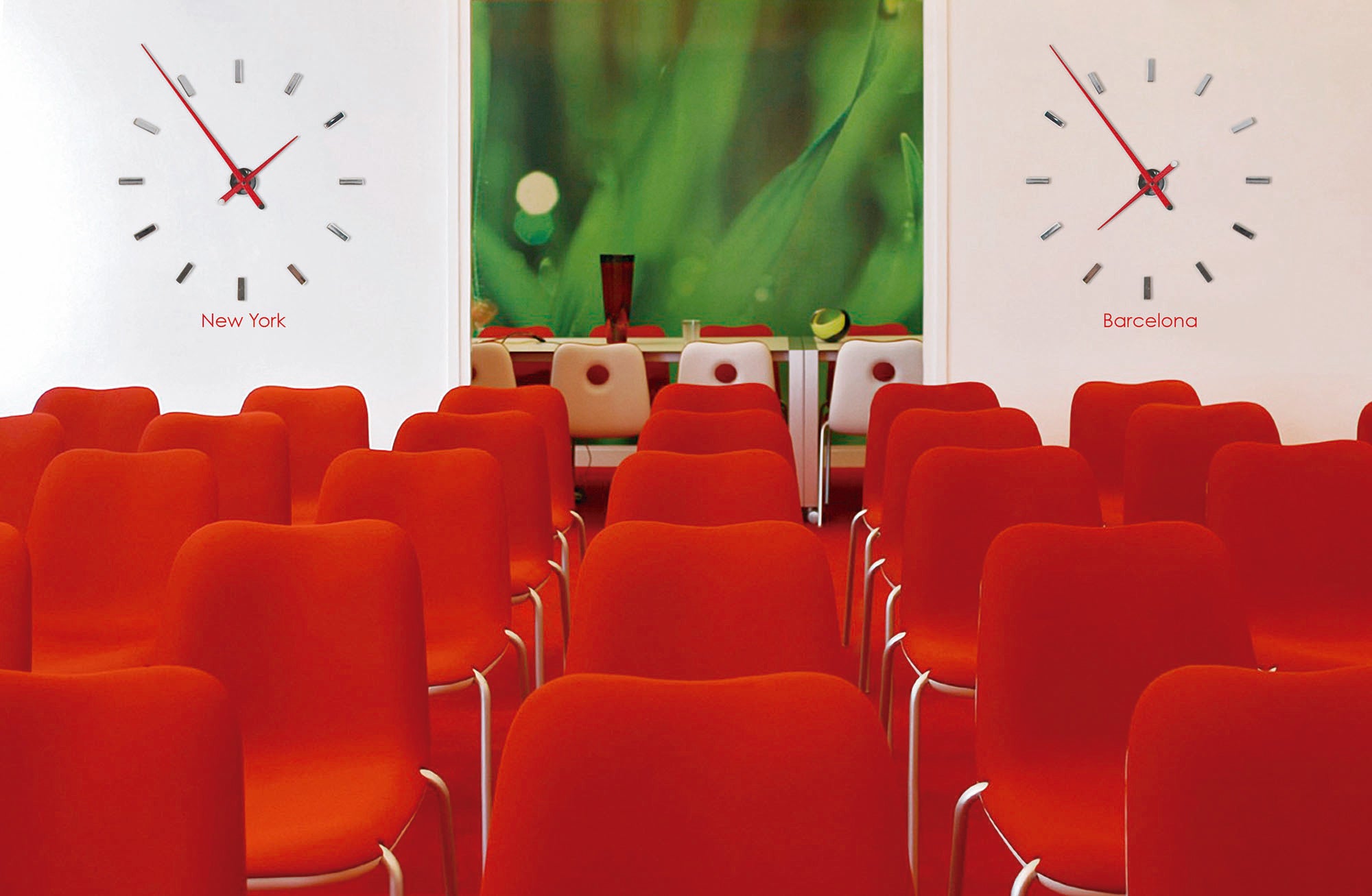 Wandklok TACON verchroomd met rode afwerking