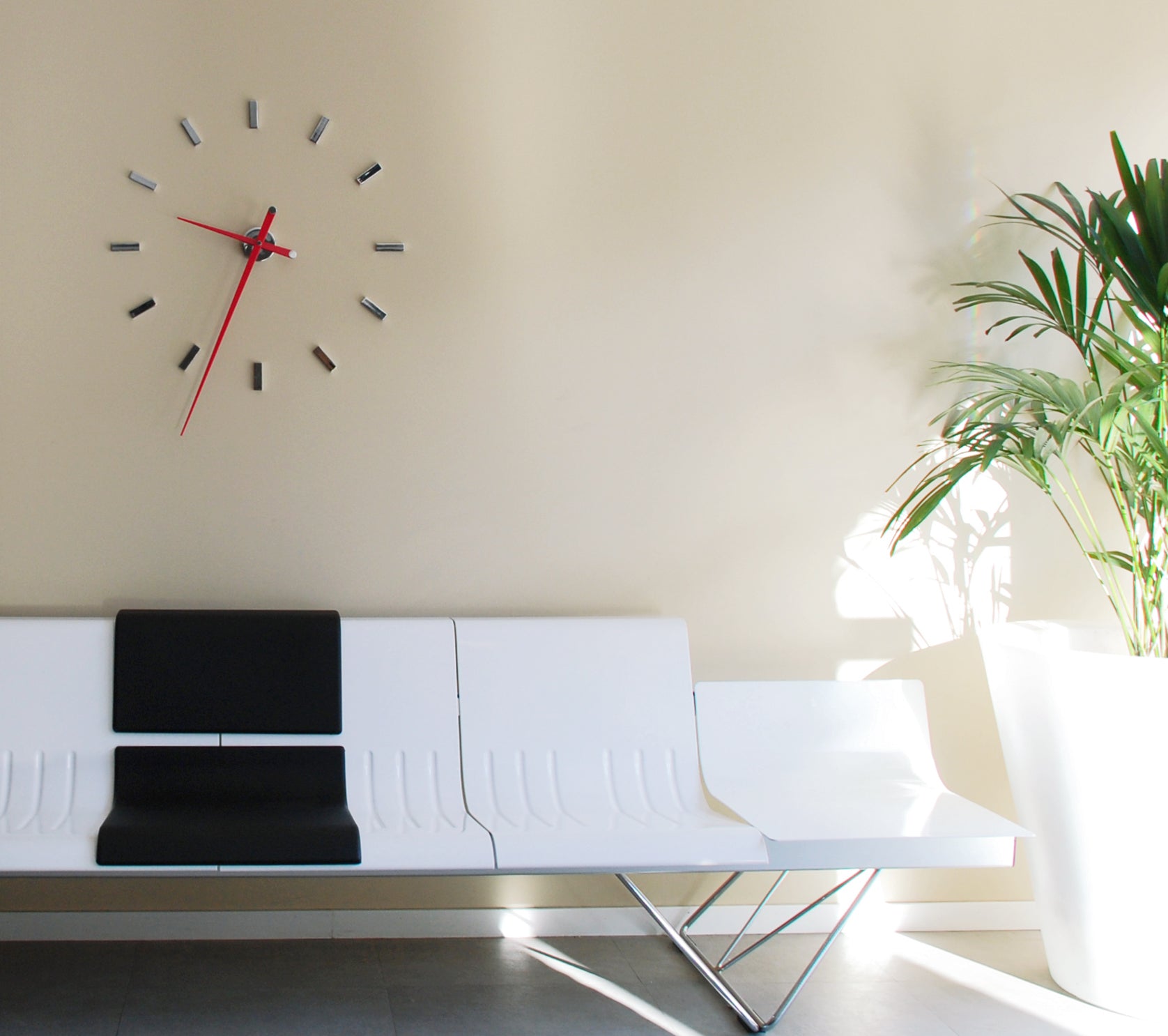 Wandklok TACON verchroomd met rode afwerking