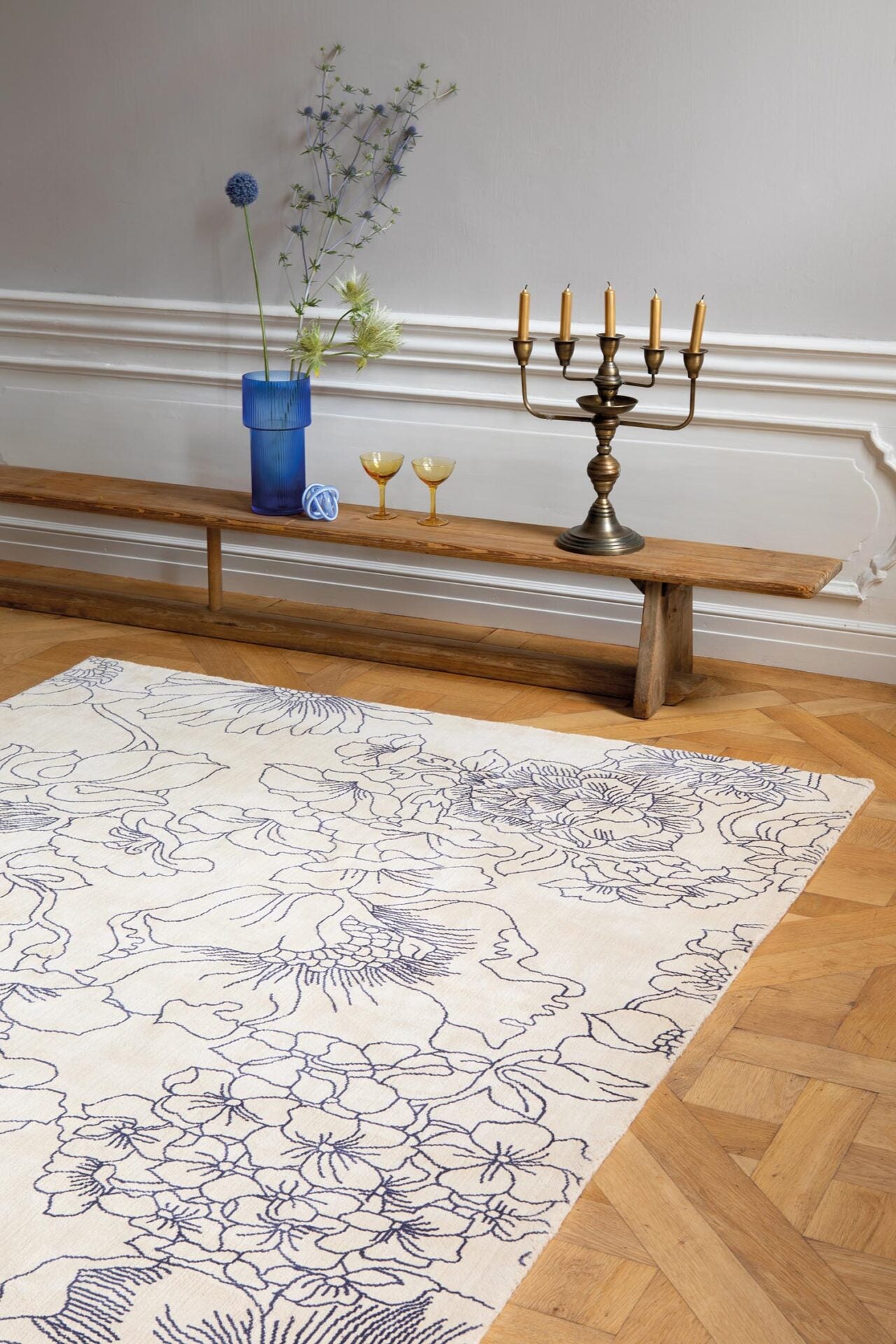 Linear Floral Blue rug broken white