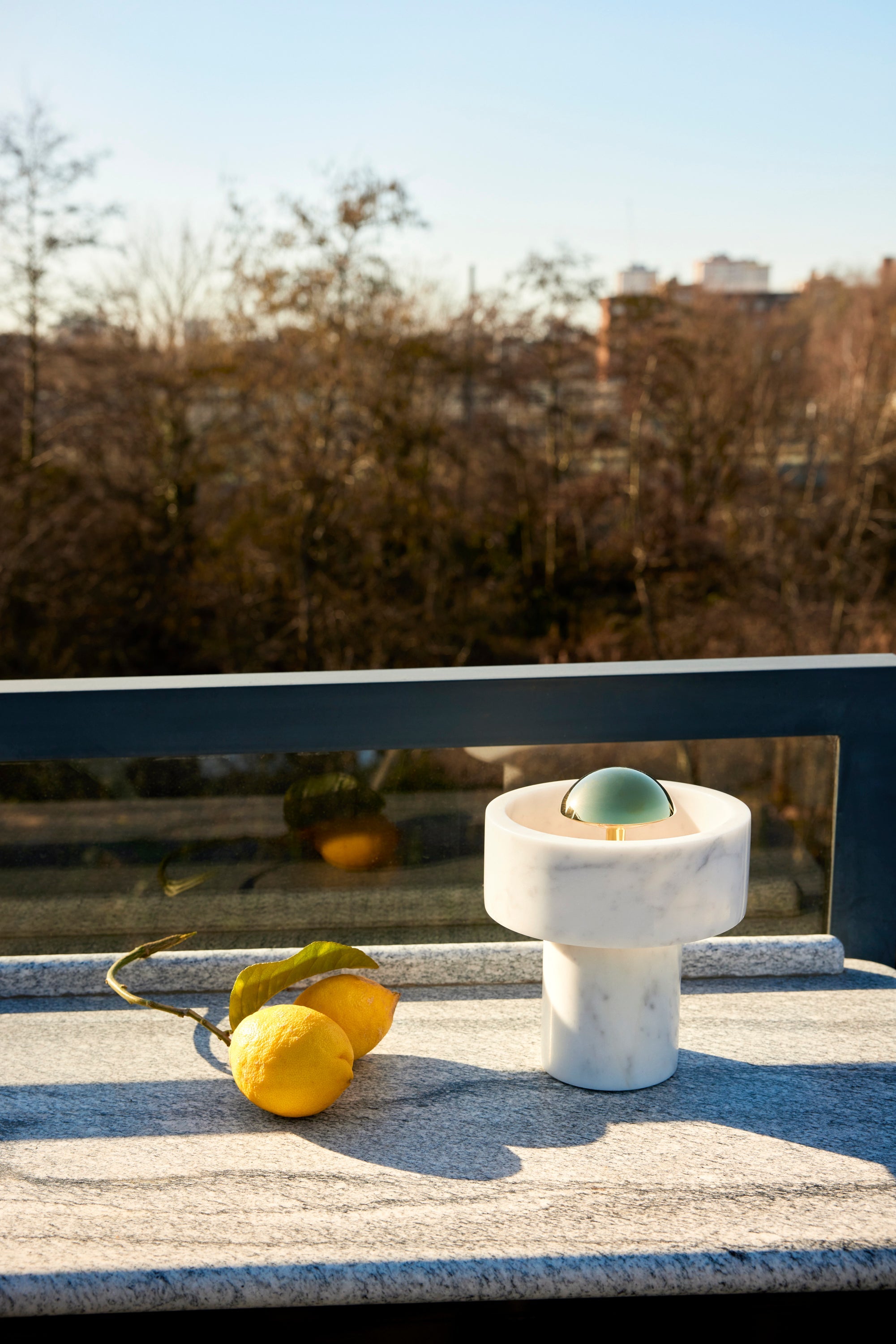 Lampa przenośna STONE marmur ze srebrnym wykończeniem z oświetleniem LED