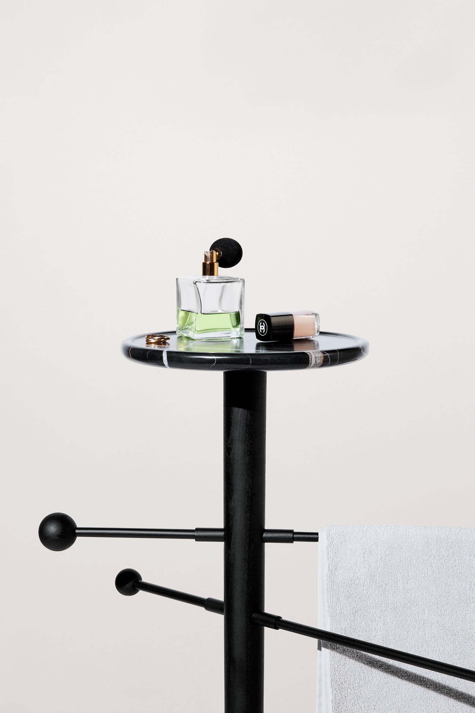 TOALLERO coat rack in wood with marble