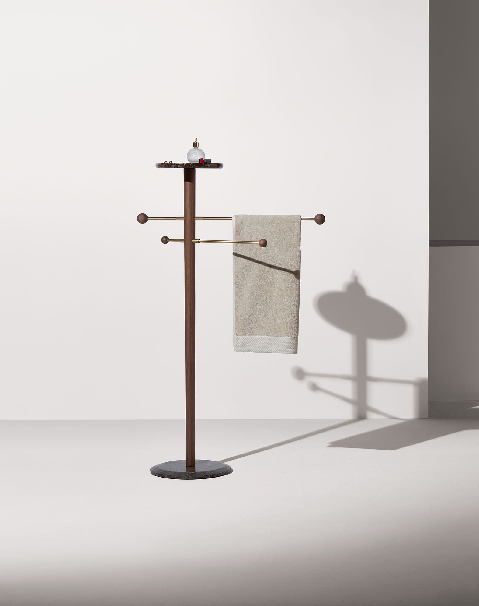 TOALLERO coat rack in wood with marble