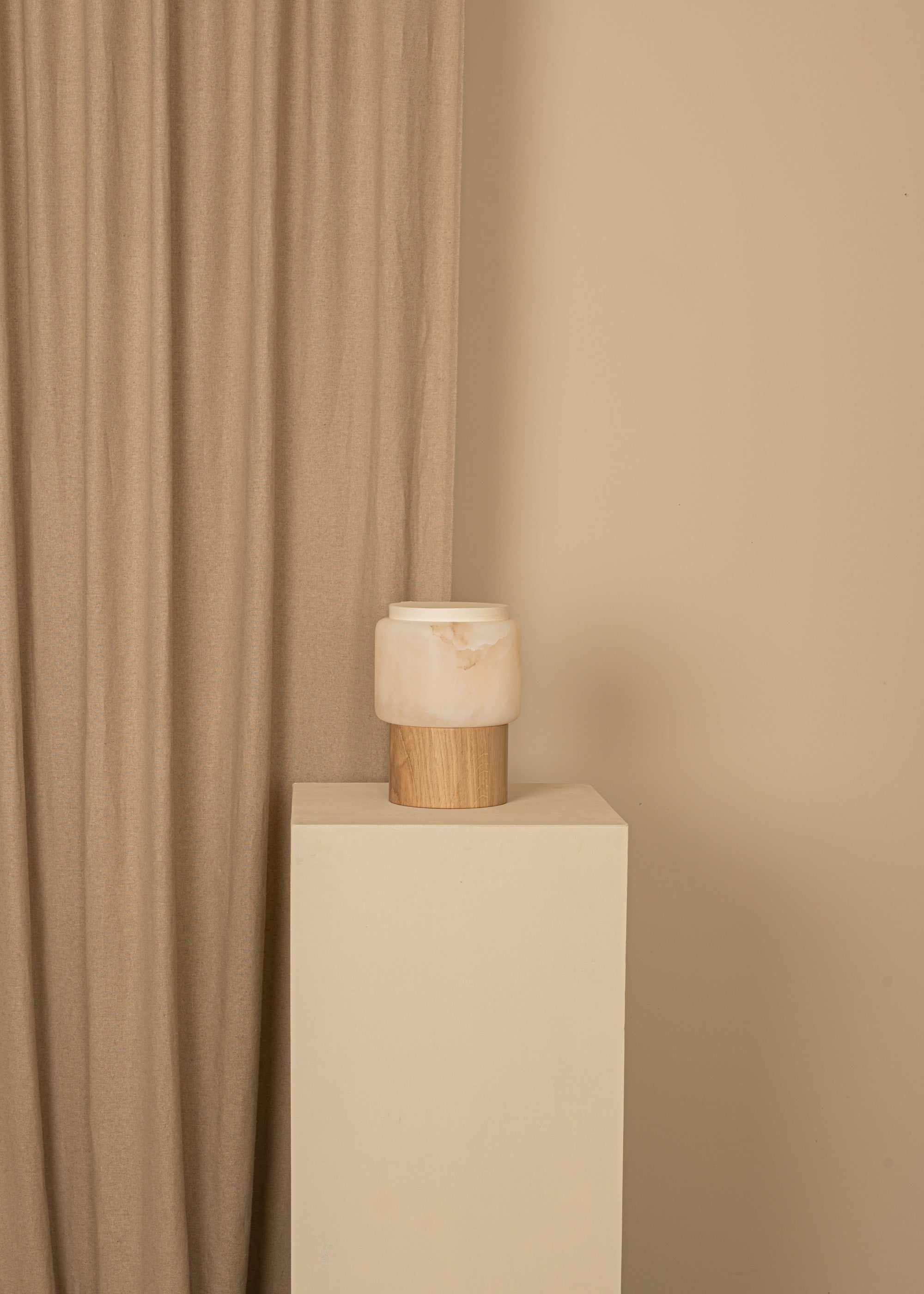 Draagbare lamp LANTERNO wit alabaster met houten voet
