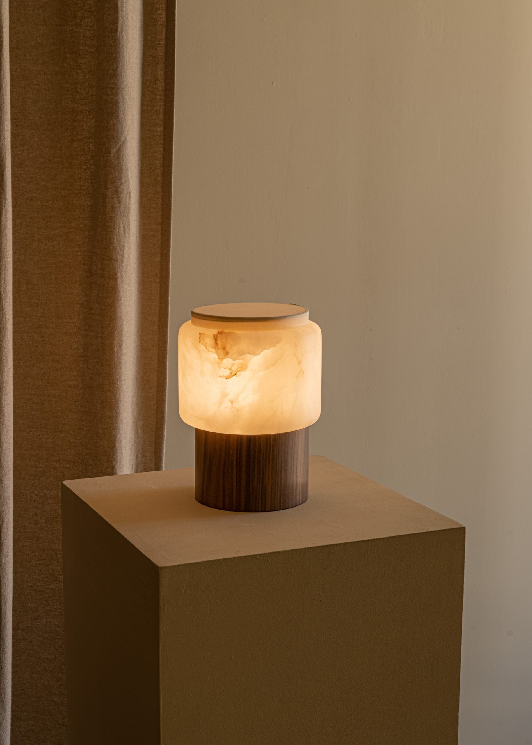 Draagbare lamp LANTERNO wit alabaster met houten voet