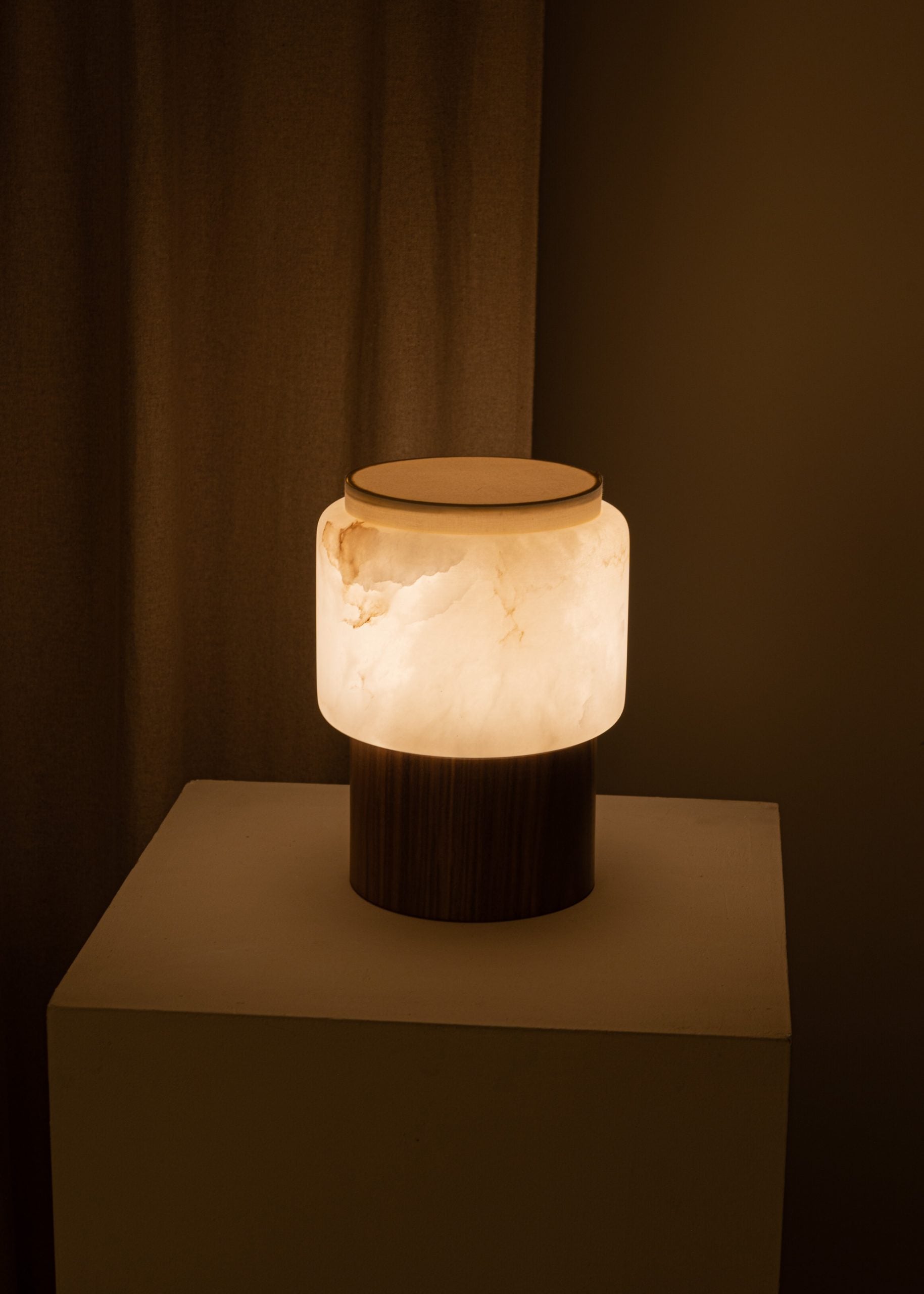 Draagbare lamp LANTERNO wit alabaster met houten voet